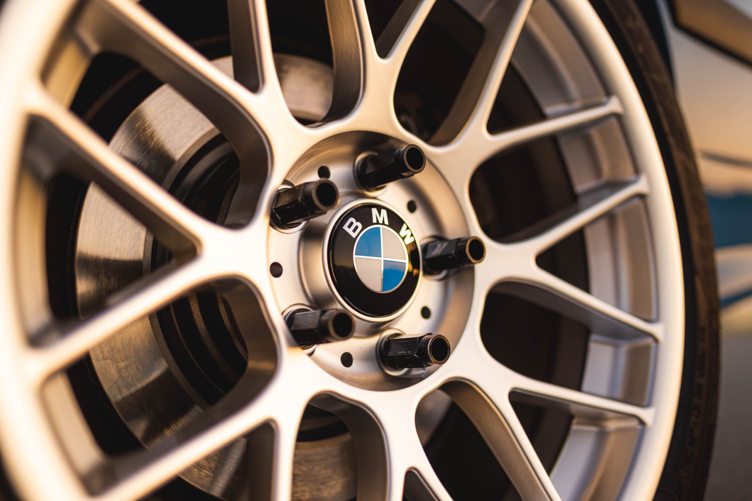 Blue BMW E36 M3 with 17" ARC-8 Apex wheels in Hyper Silver