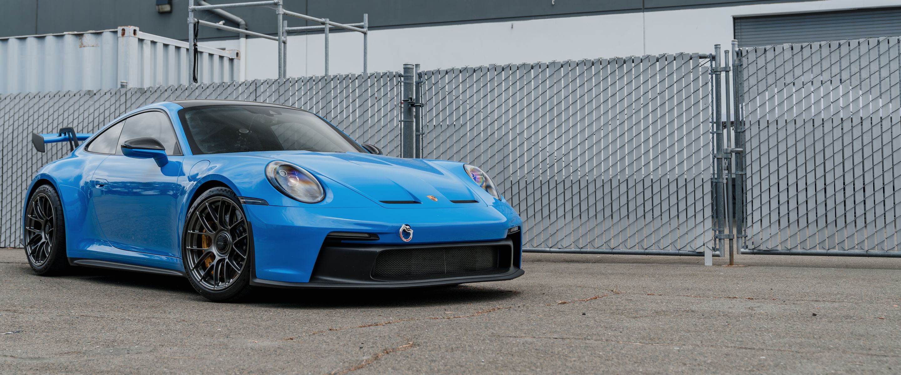 Blue Porsche 911 992.1 GT3 with 19" EC-7RS Apex wheels in Anthracite