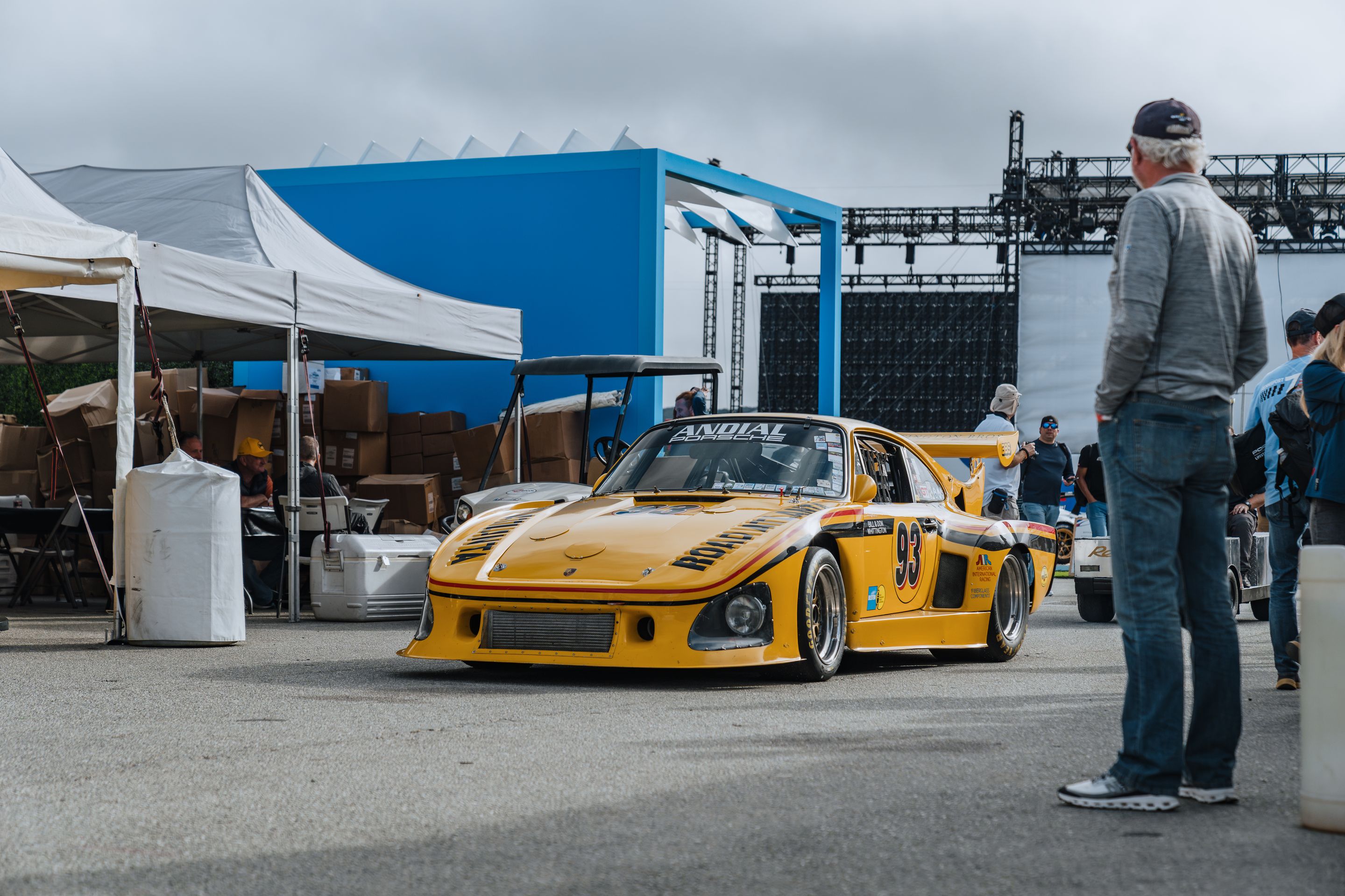 White Porsche 911 996 GT2 with 18" EC-7RS Apex wheels in Anthracite