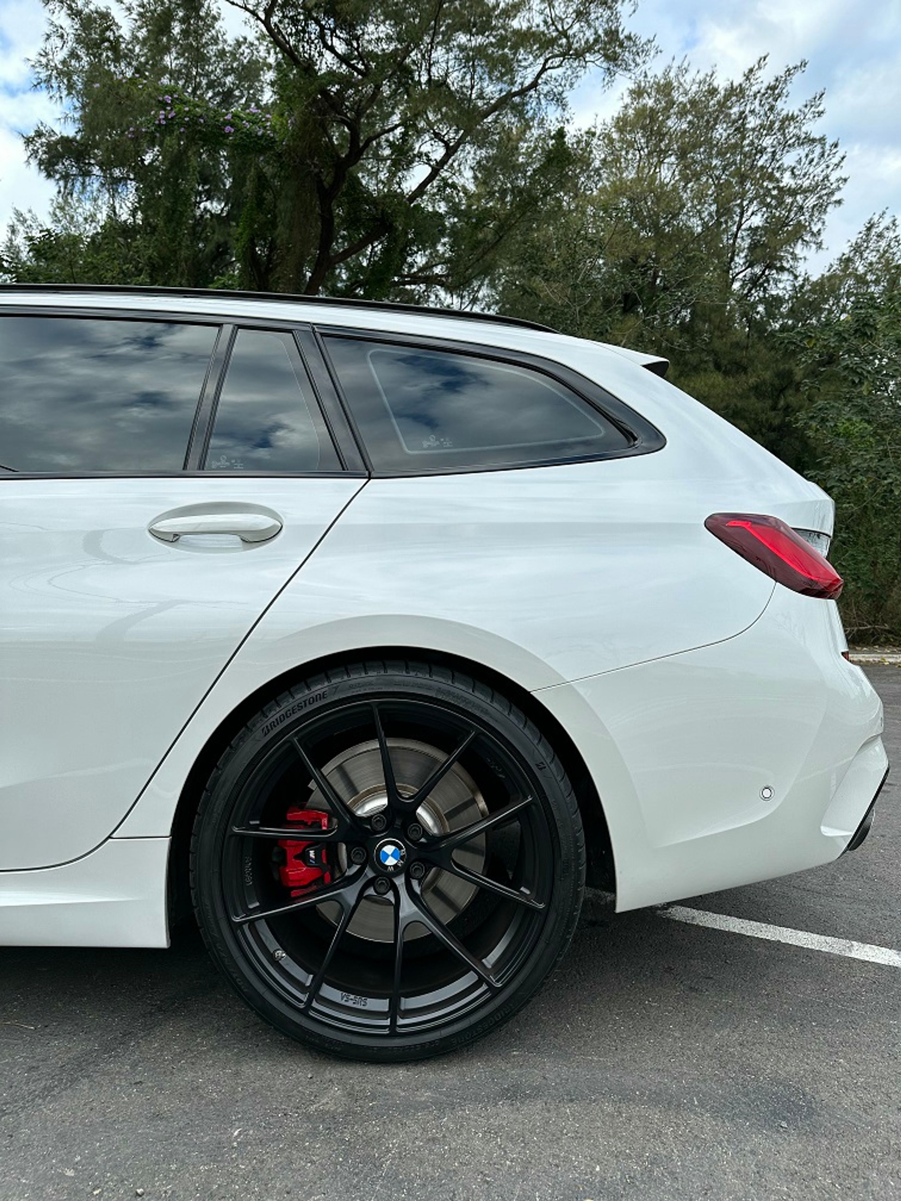 White BMW G21 Wagon 3 Series with 20" VS-5RS Apex wheels in Satin Black