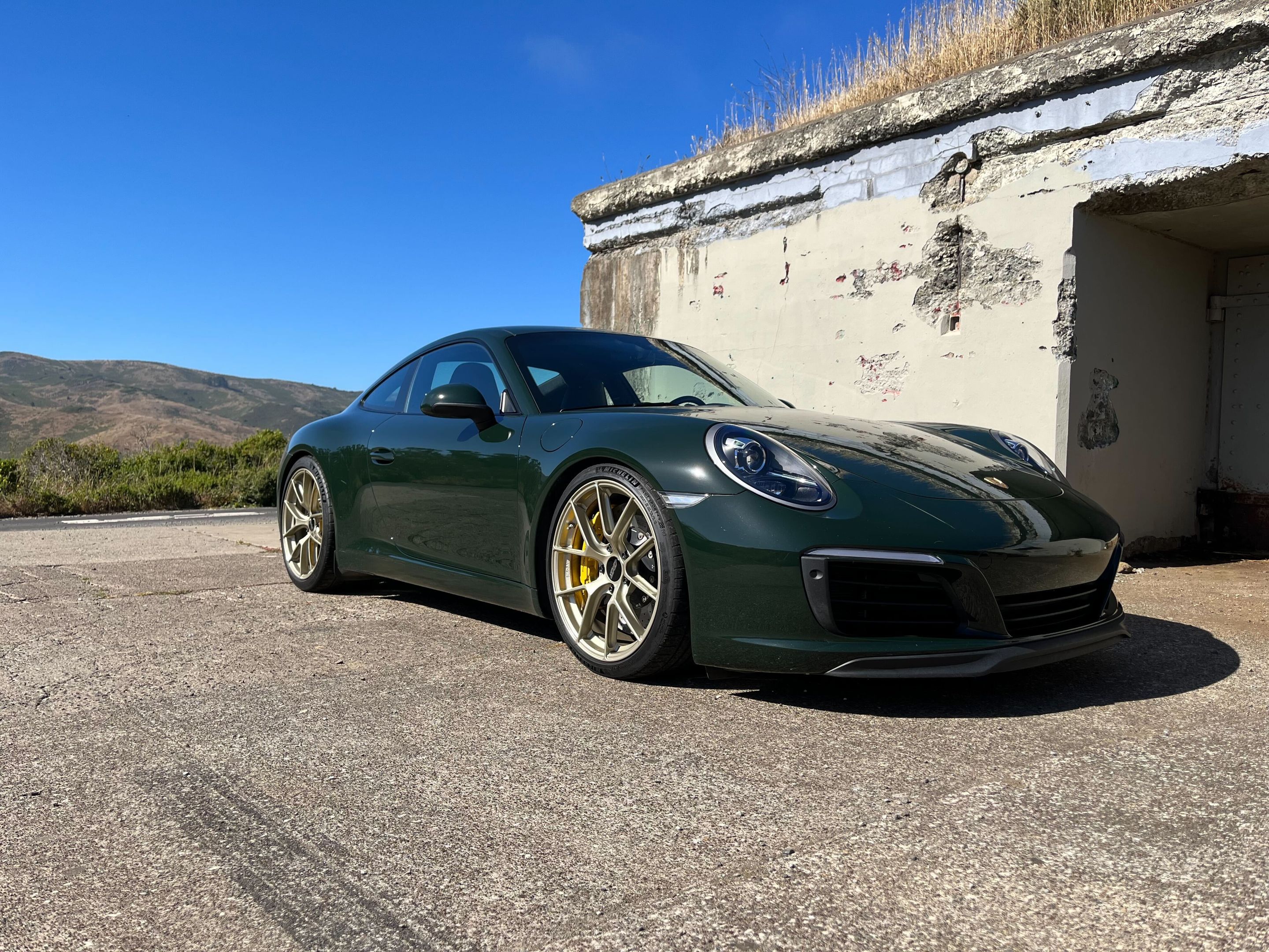 Green Porsche 911 991.2 Carrera T with 20" VS-5RS Apex wheels in Motorsport Gold