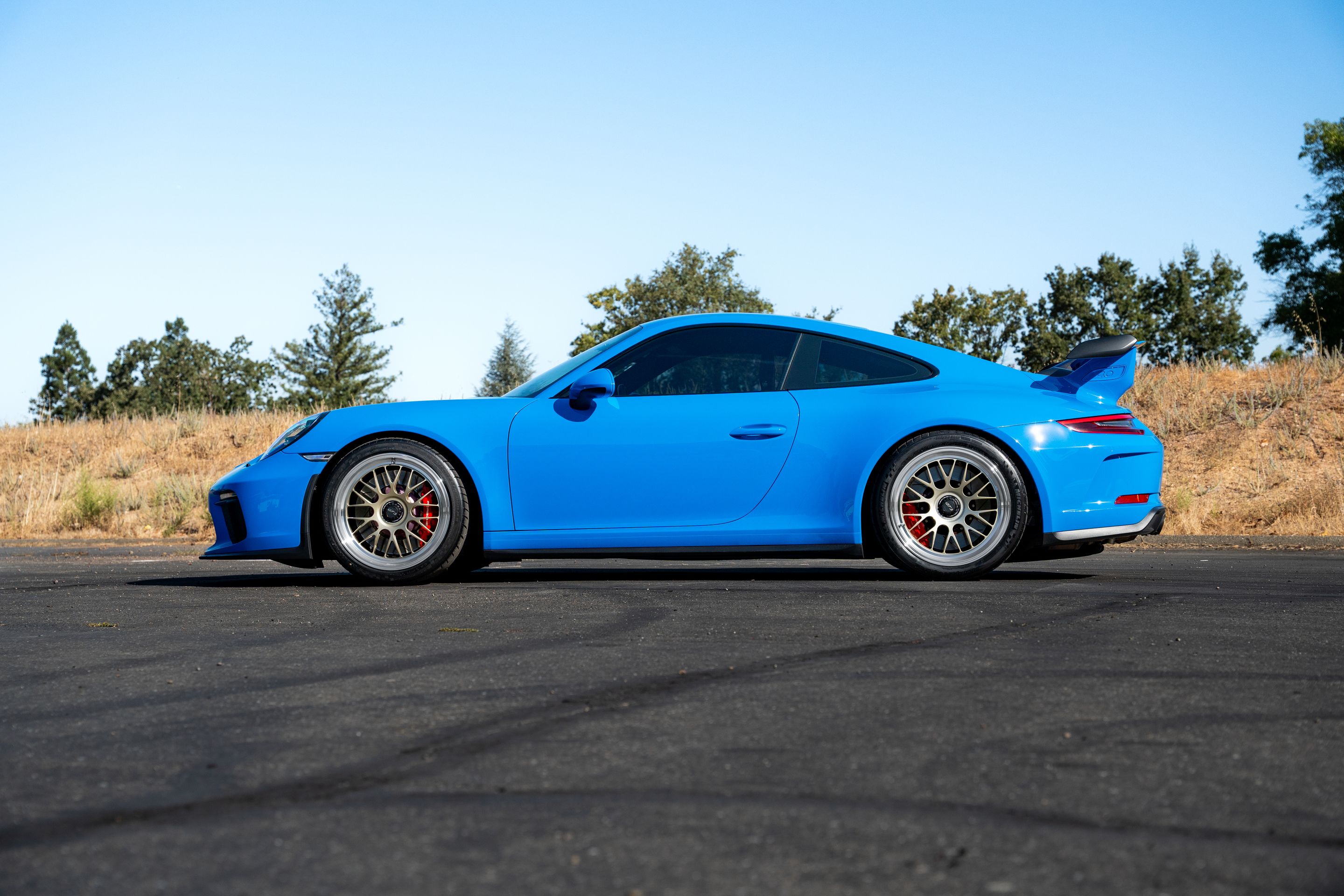 Blue Porsche 911 991.2 GT3 with 19" ML-10RT Apex wheels in Machined Lip Gloss Motorsport Gold
