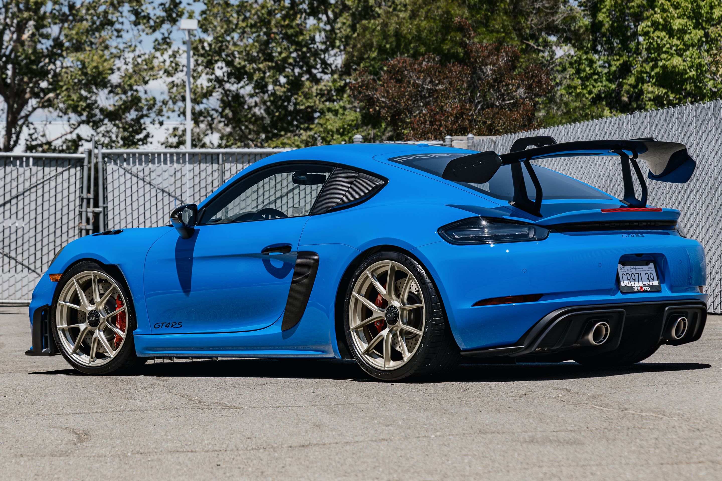Blue Porsche 718 Cayman GT4 RS with 20" VS-5RS Apex wheels in Motorsport Gold