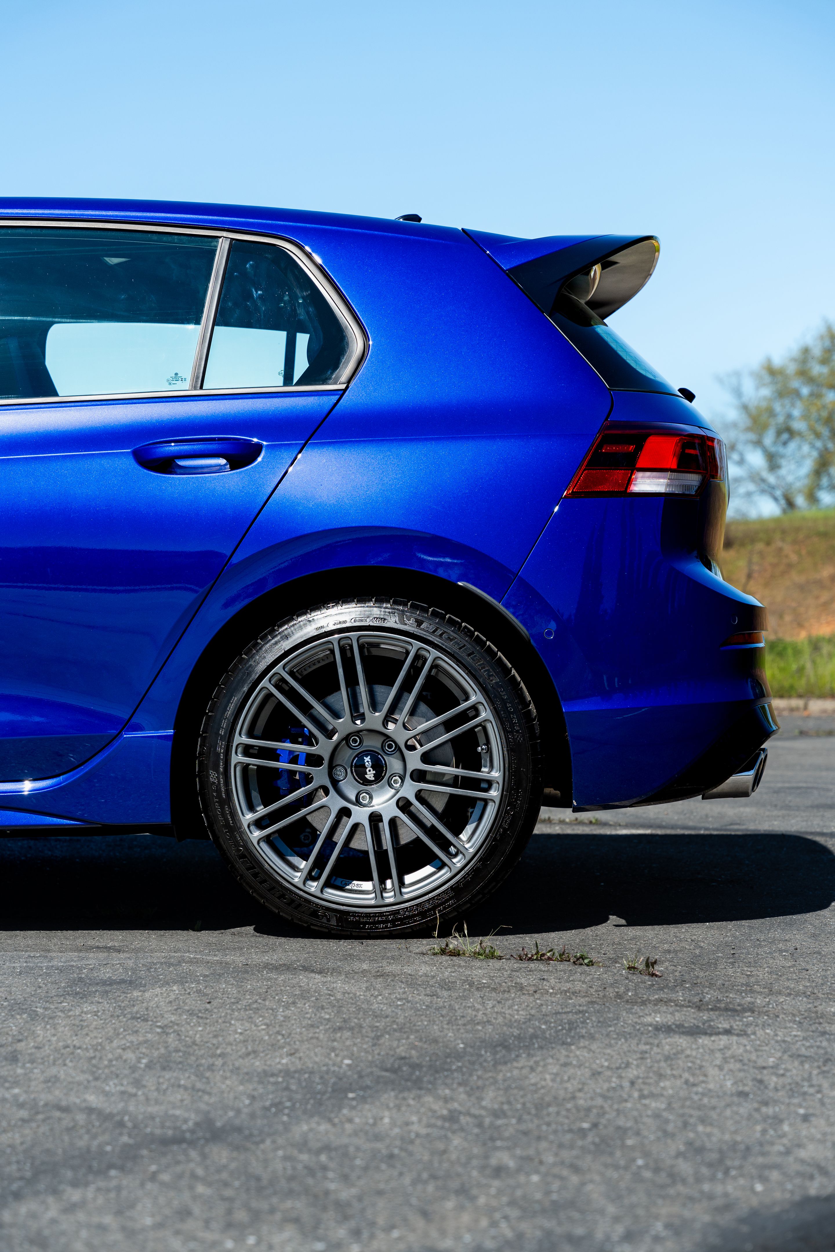Blue VW MK8 Golf R with 18" TC-10RT Apex wheels in Anthracite