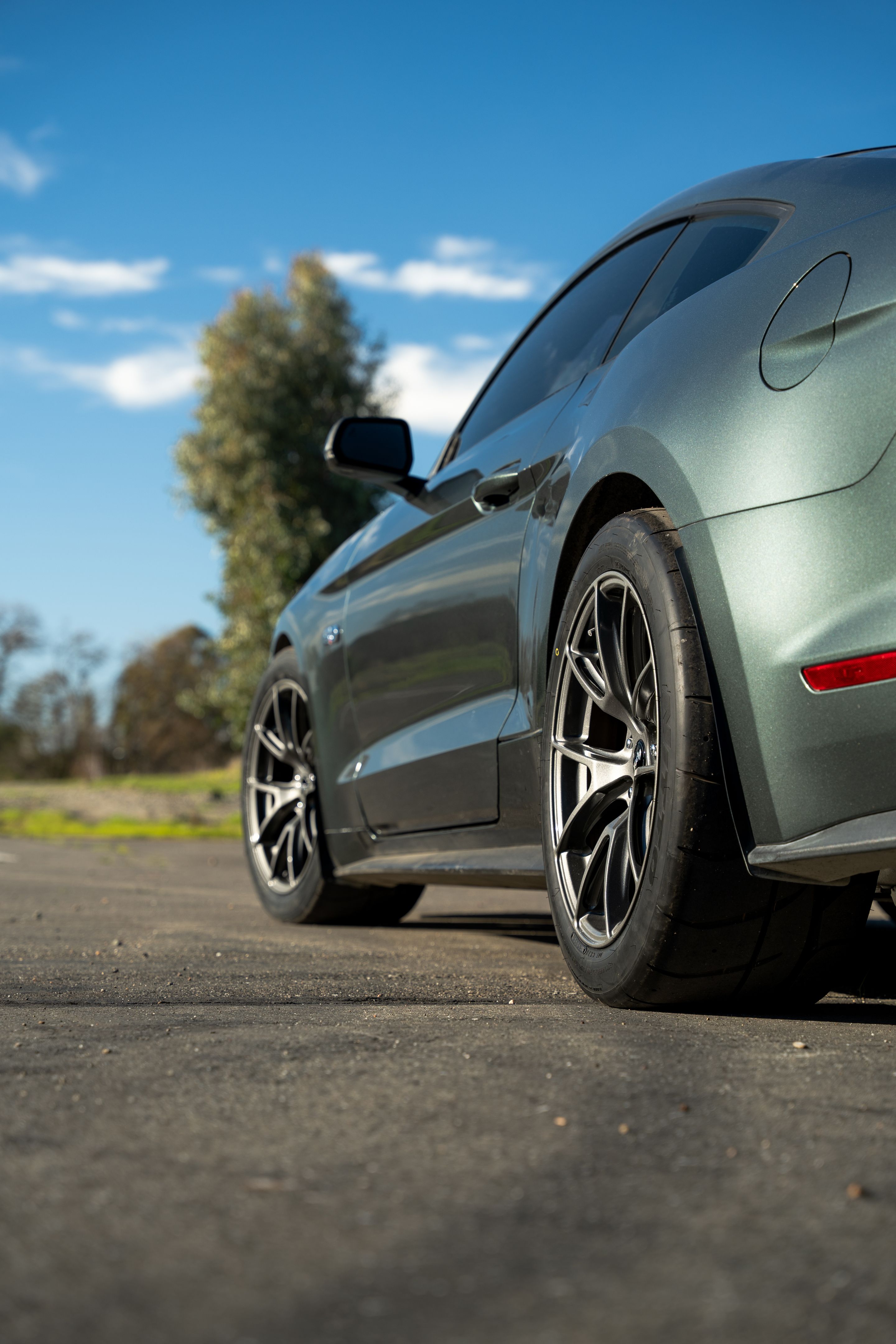 Green Ford S550 Mustang GT with 18" VS-5 Apex wheels in Anthracite