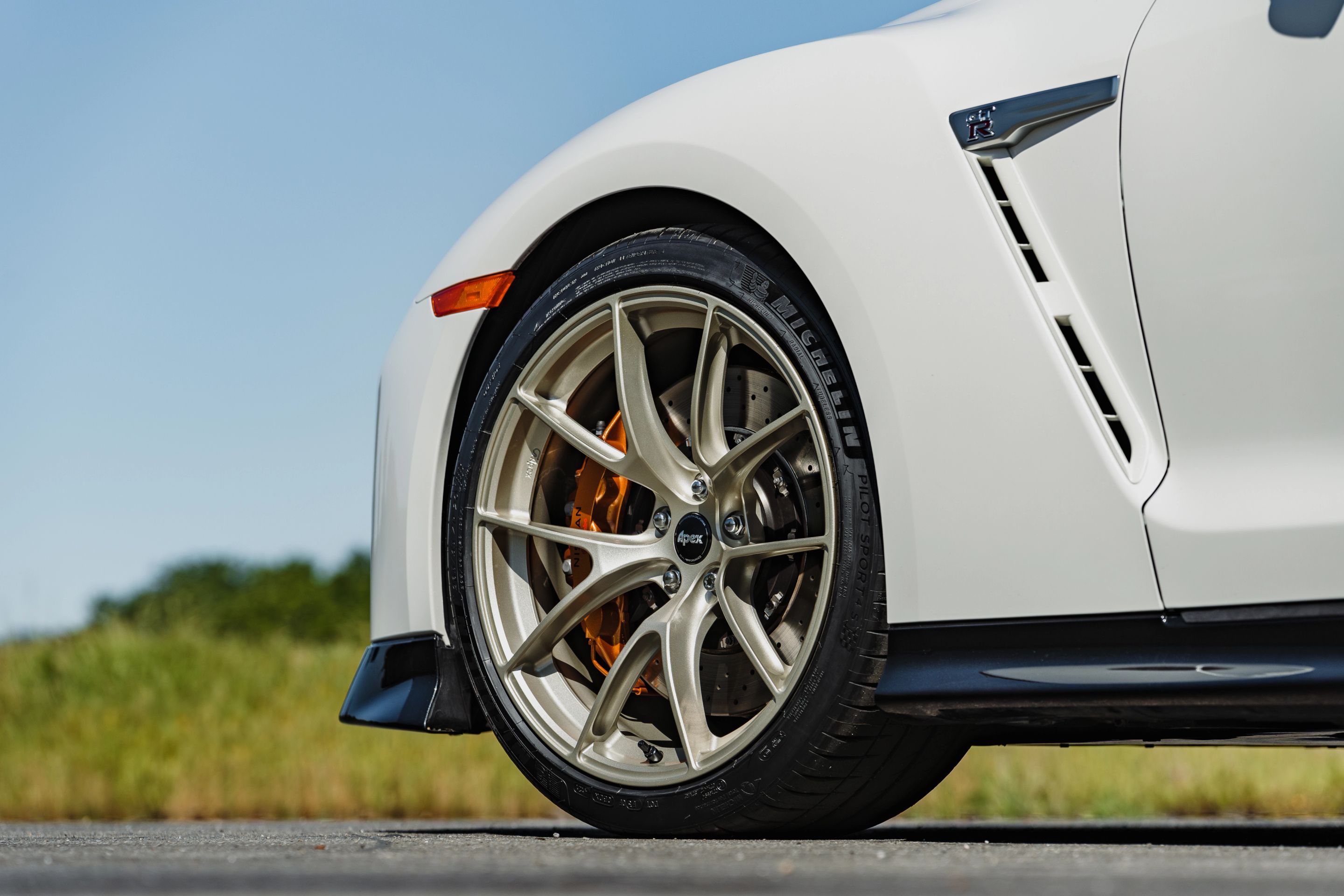 White Nissan R35 GT-R Base with 20" VS-5RS Apex wheels in Motorsport Gold