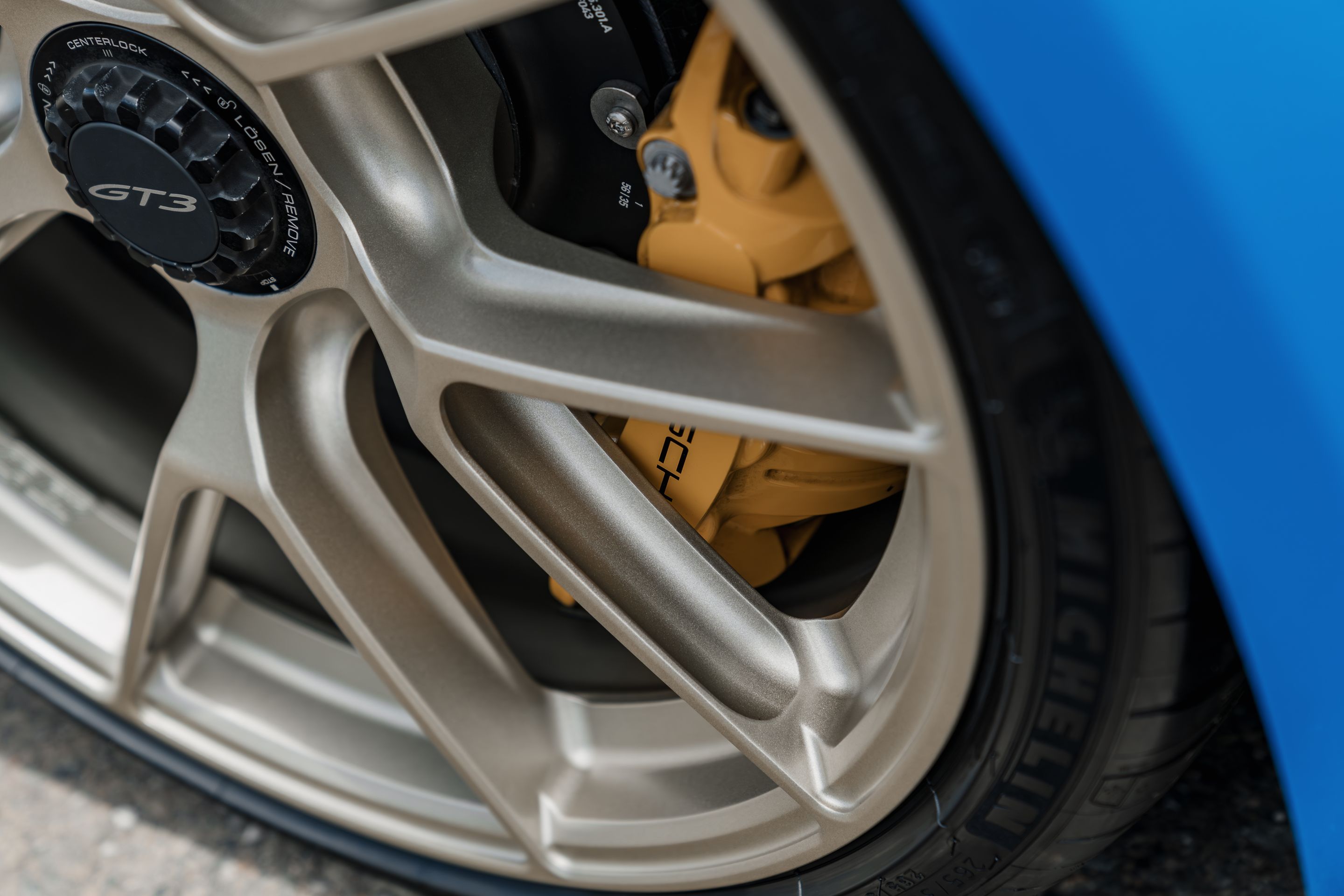 Blue Porsche 911 992.1 GT3 with 20" VS-5RS Apex wheels in Motorsport Gold