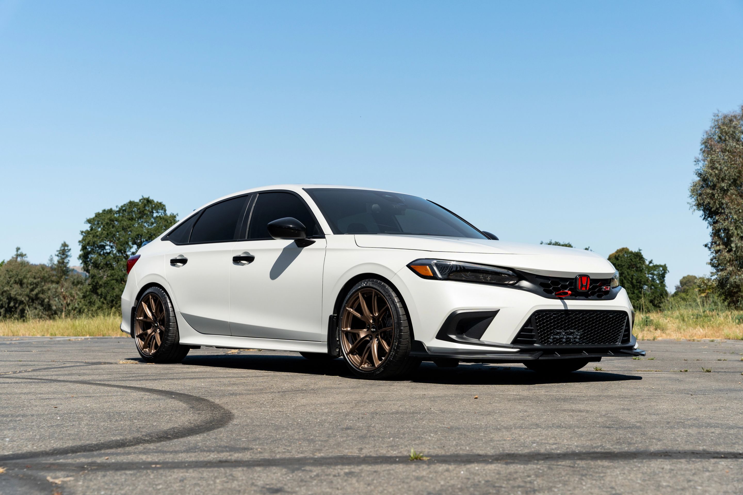 White Honda 11th Gen Civic with 18" VS-5 Apex wheels in Satin Bronze
