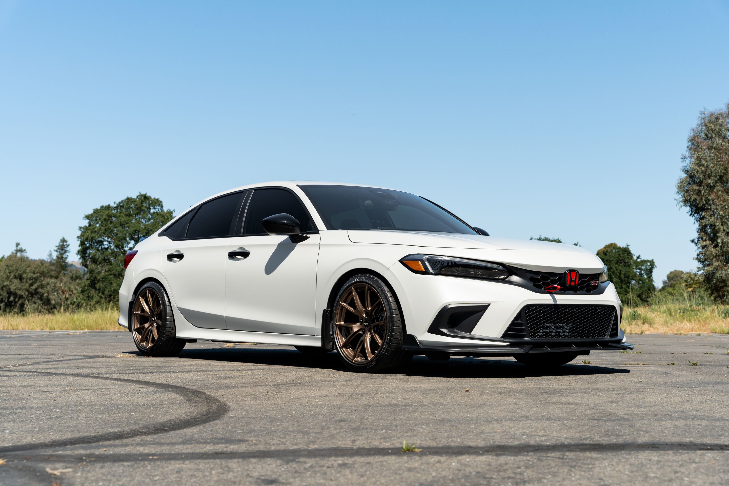 White Honda 11th Gen Civic with 18" VS-5 Apex wheels in Satin Bronze