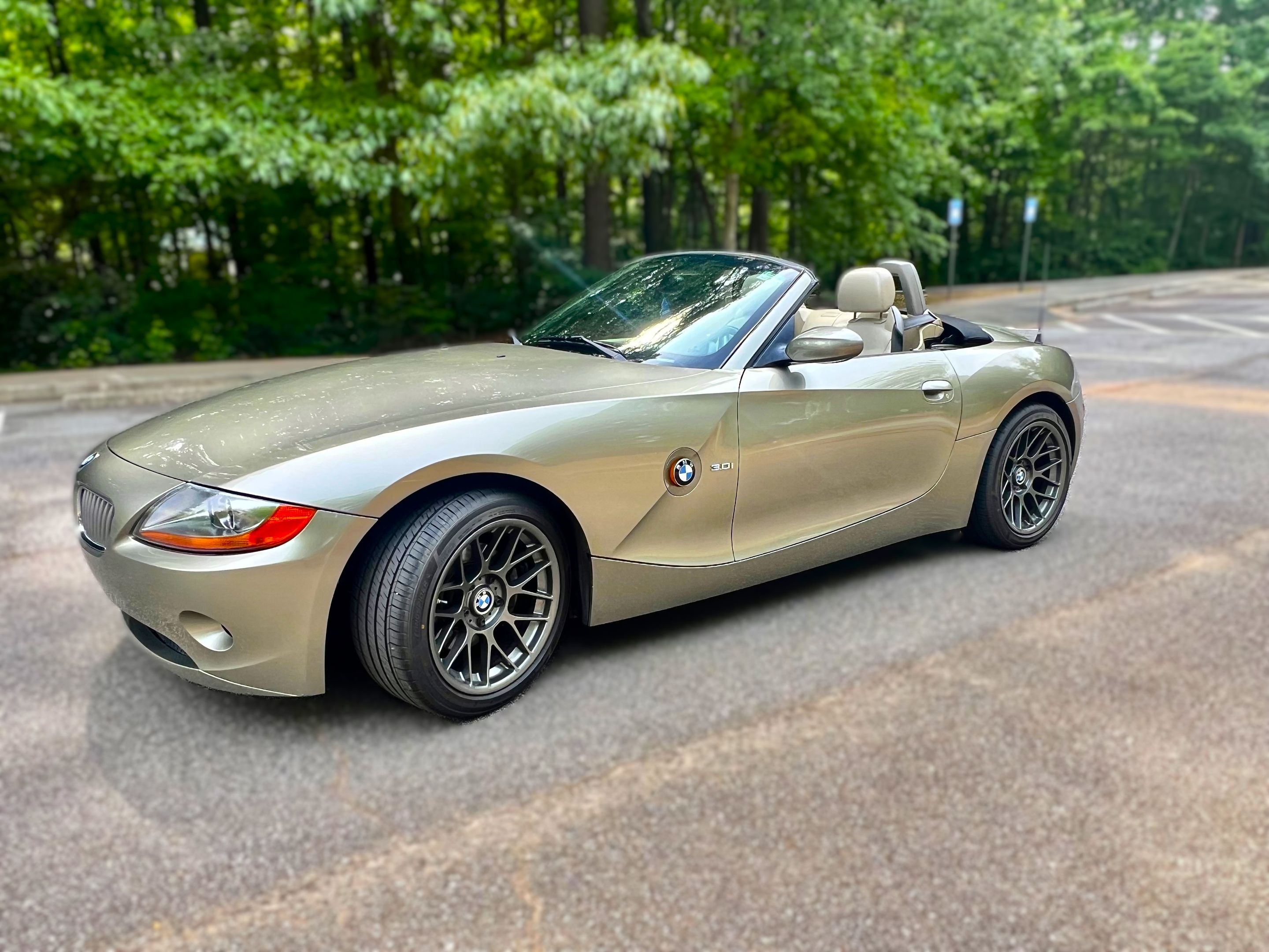 Silver BMW E85 Roadster Z4 with 17" ARC-8 Apex wheels in Anthracite