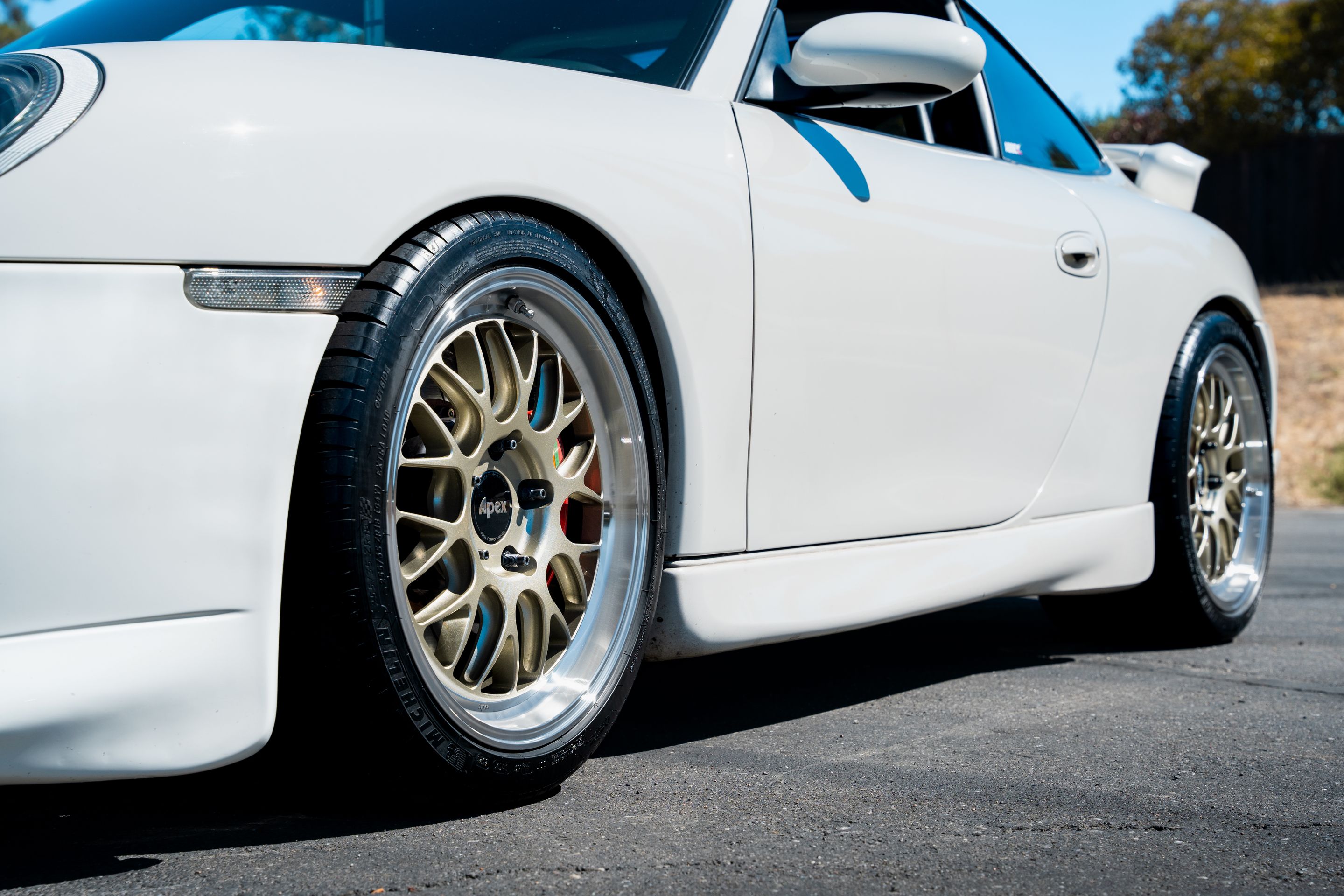 White Porsche 911 996 Carrera with 18" ML-10RT Apex wheels in Machined Lip Gloss Motorsport Gold