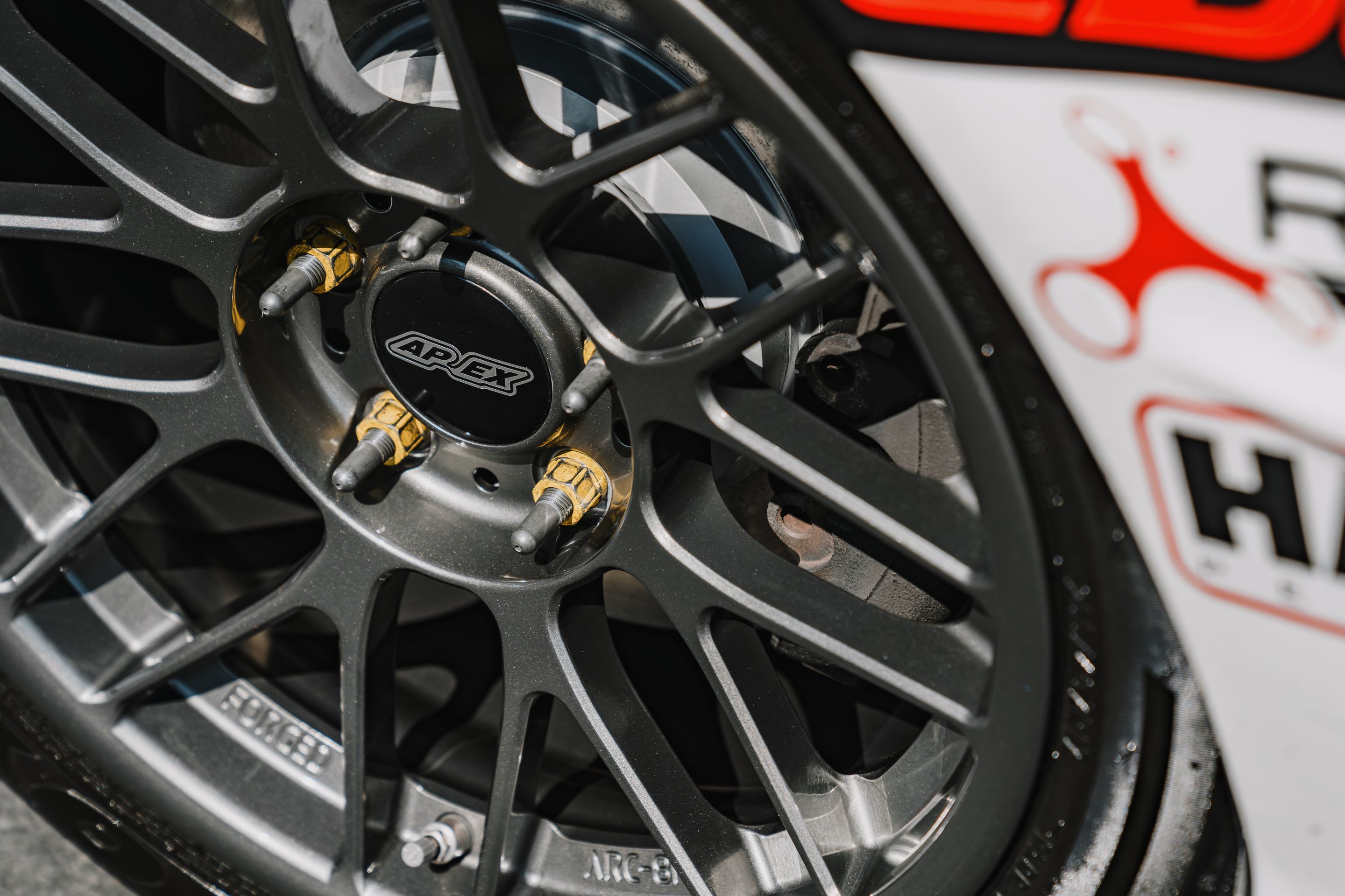 Race Livery BMW E46 3 Series with 17" ARC-8RT Apex wheels in Anthracite