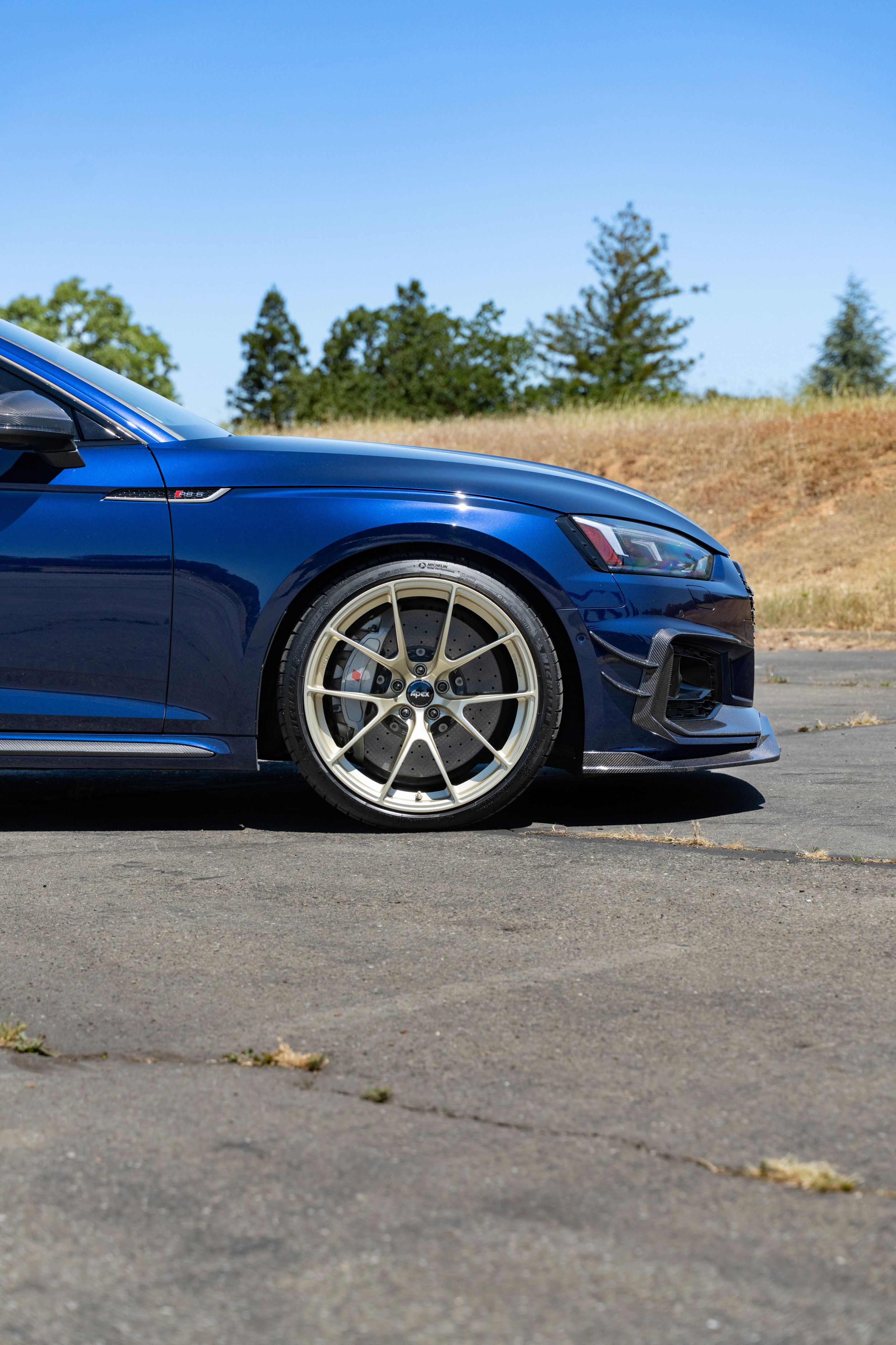 Blue Audi B9 RS 5 Sportback with 20" VS-5RS Apex wheels in Motorsport Gold
