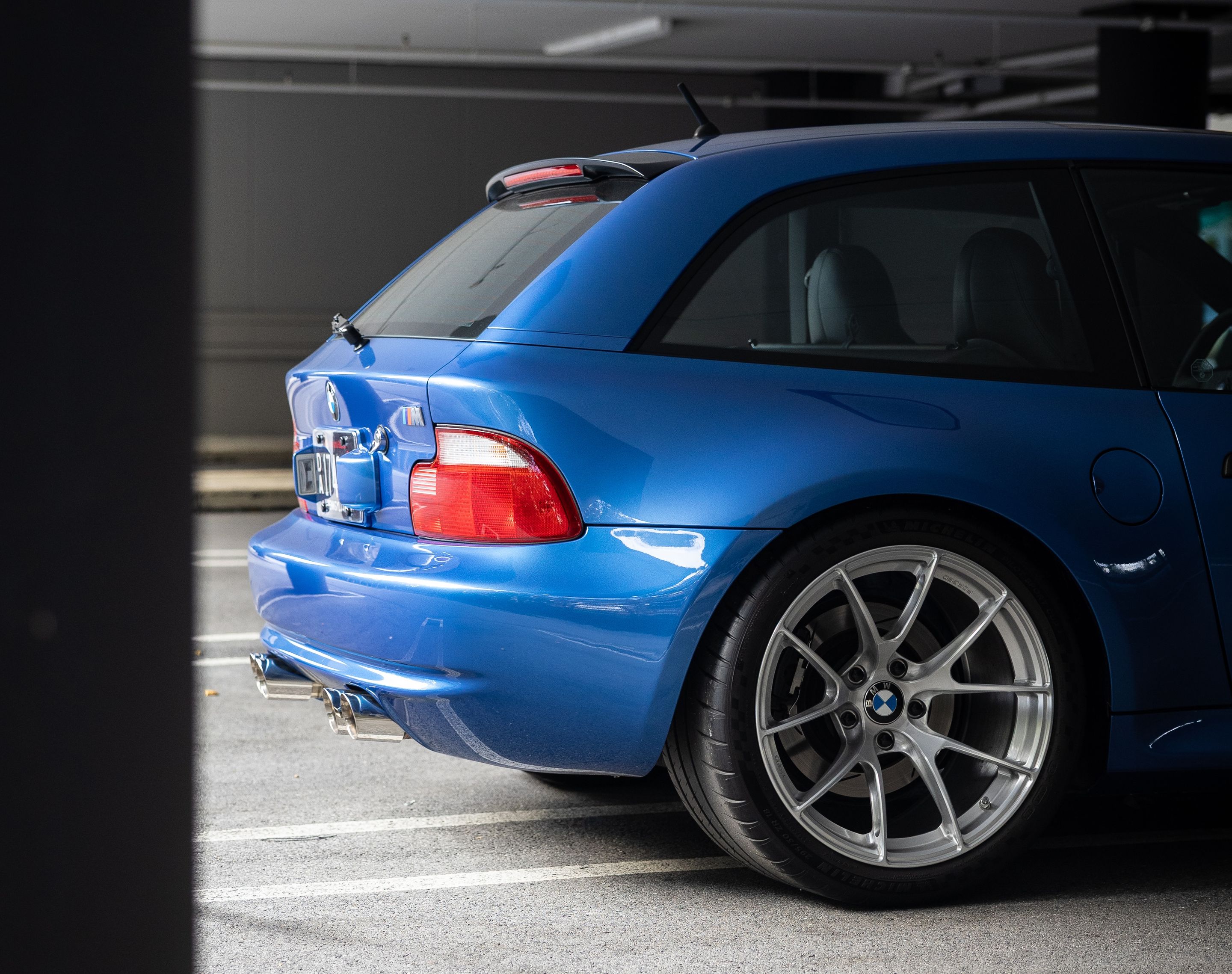 Blue BMW E36/8 Coupe Z3 M with 18" VS-5RS Apex wheels in Brushed Clear