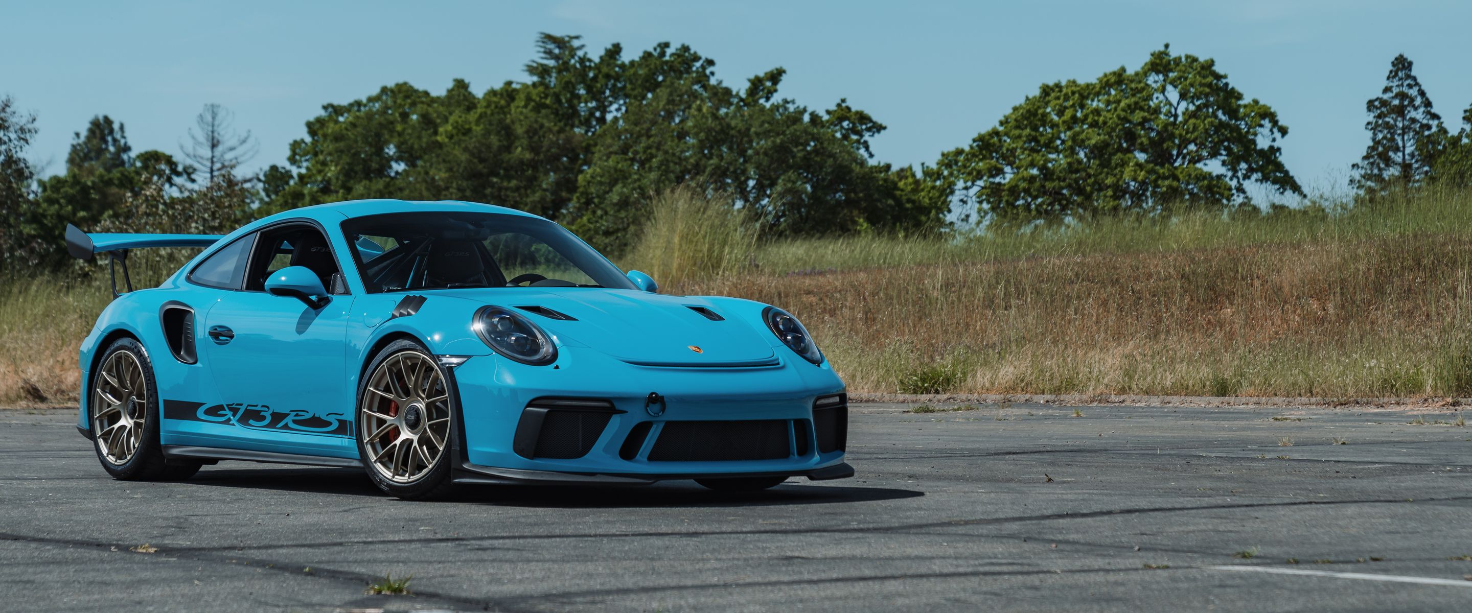 Blue Porsche 911 991.2 GT3 RS with 19" EC-7RS Apex wheels in Motorsport Gold