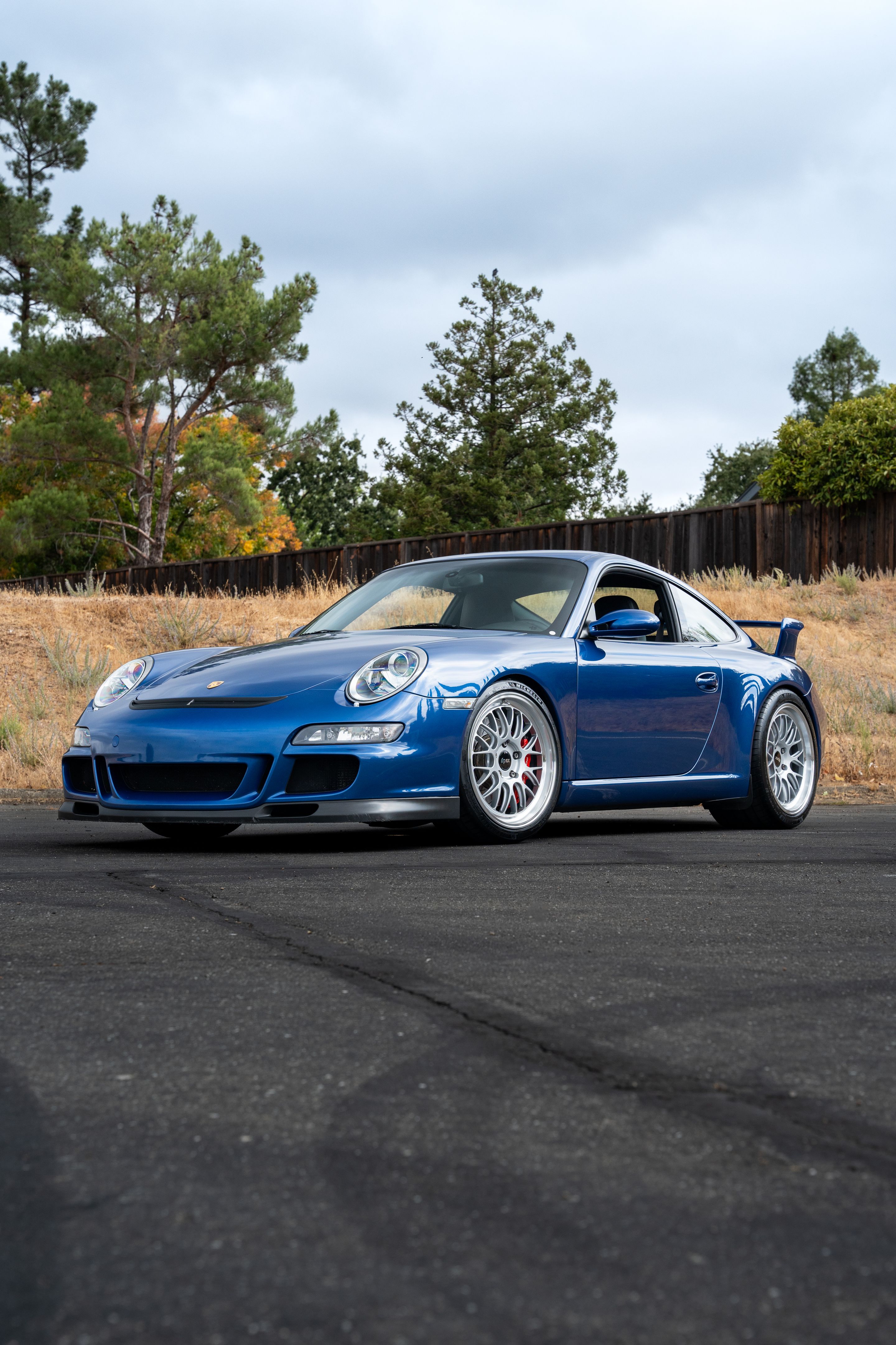 Blue Porsche 911 997 GT3 with 19" ML-10RT Apex wheels in Machined Lip Race Silver