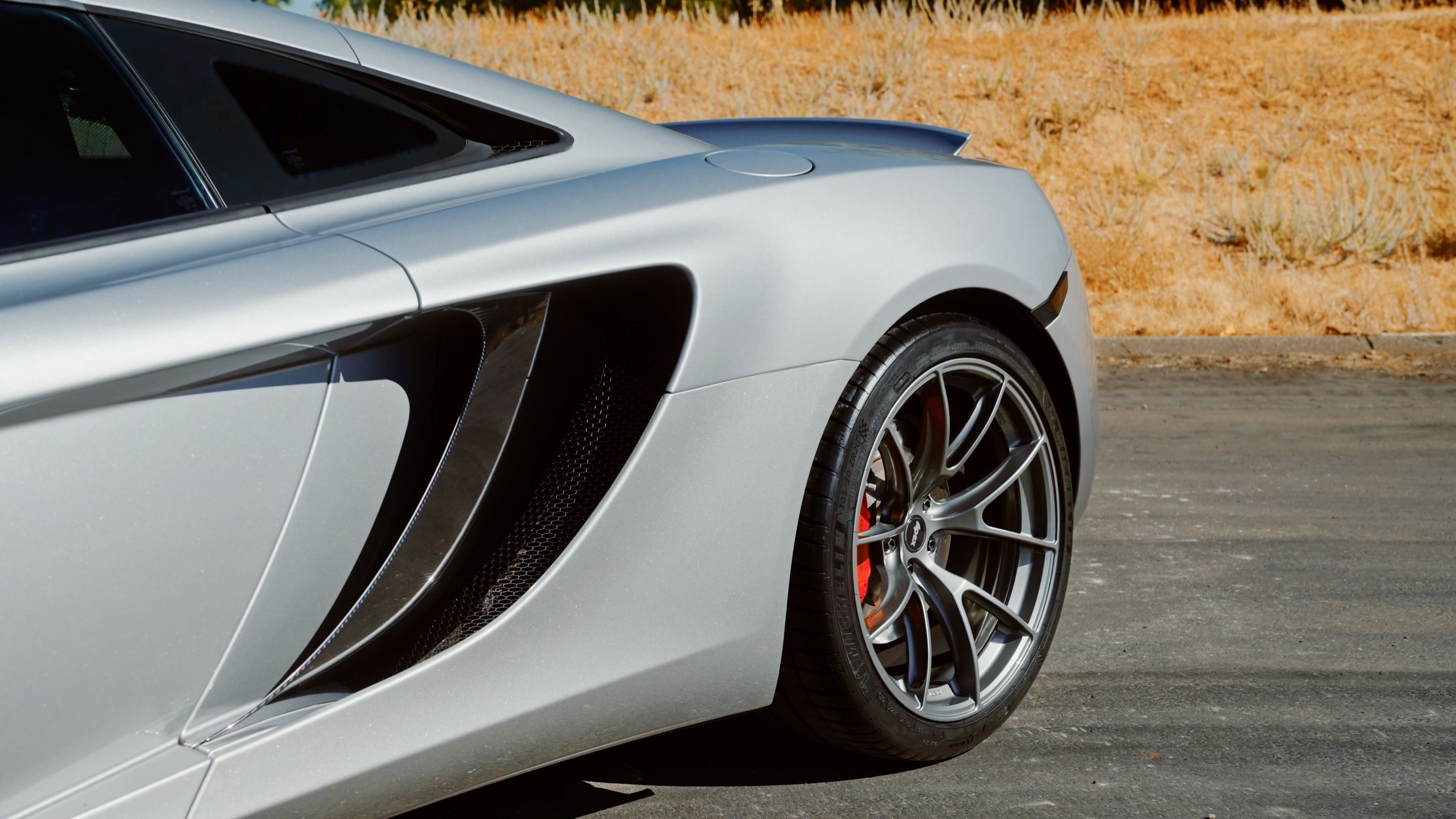 Silver McLaren MP4-12C with 19"/20" VS-5RS Apex wheels in Anthracite