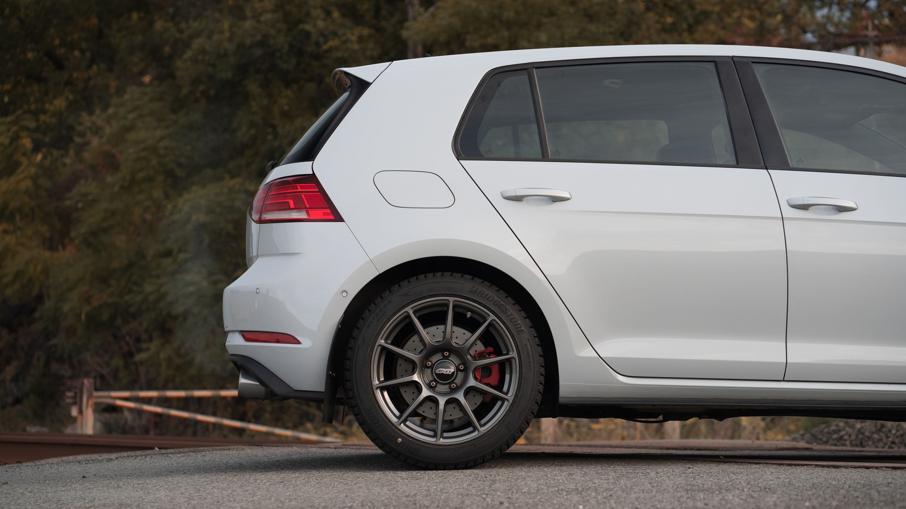 Grey VW MK7 GTI with 17" SM-10 Apex wheels in Anthracite