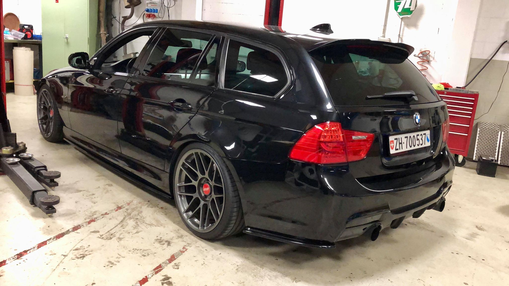 Black BMW E91 LCI Wagon 3 Series with 19" ARC-8 Apex wheels in Anthracite