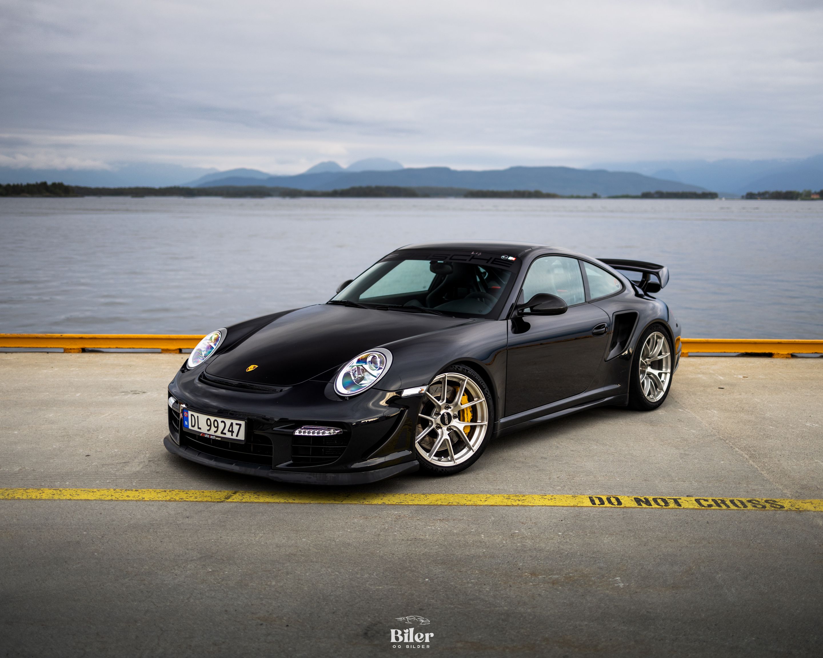 Black Porsche 911 997 GT2 with 19" VS-5RS Apex wheels in Brushed Clear