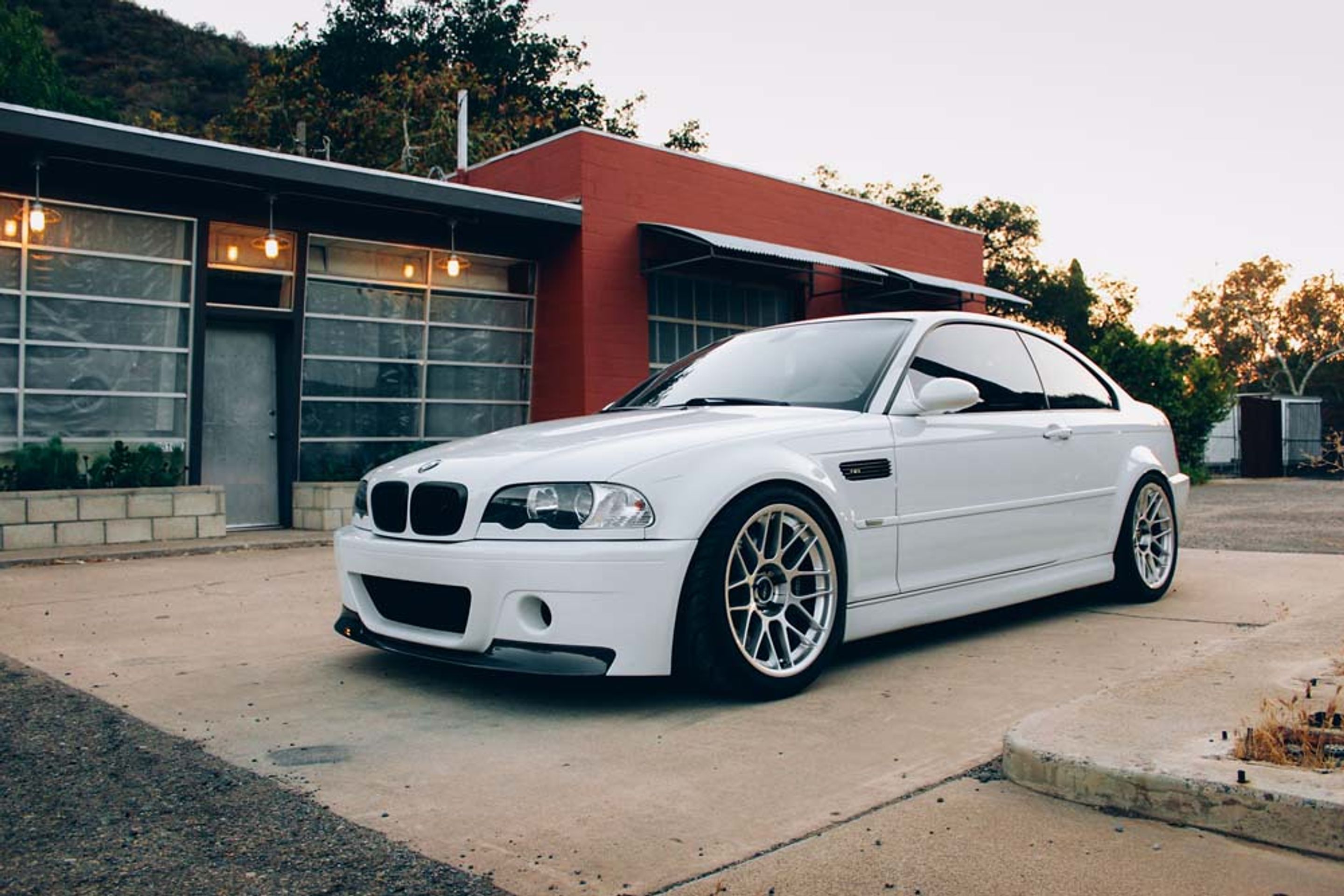White BMW E46 M3 with 18" ARC-8 Apex wheels in Hyper Silver