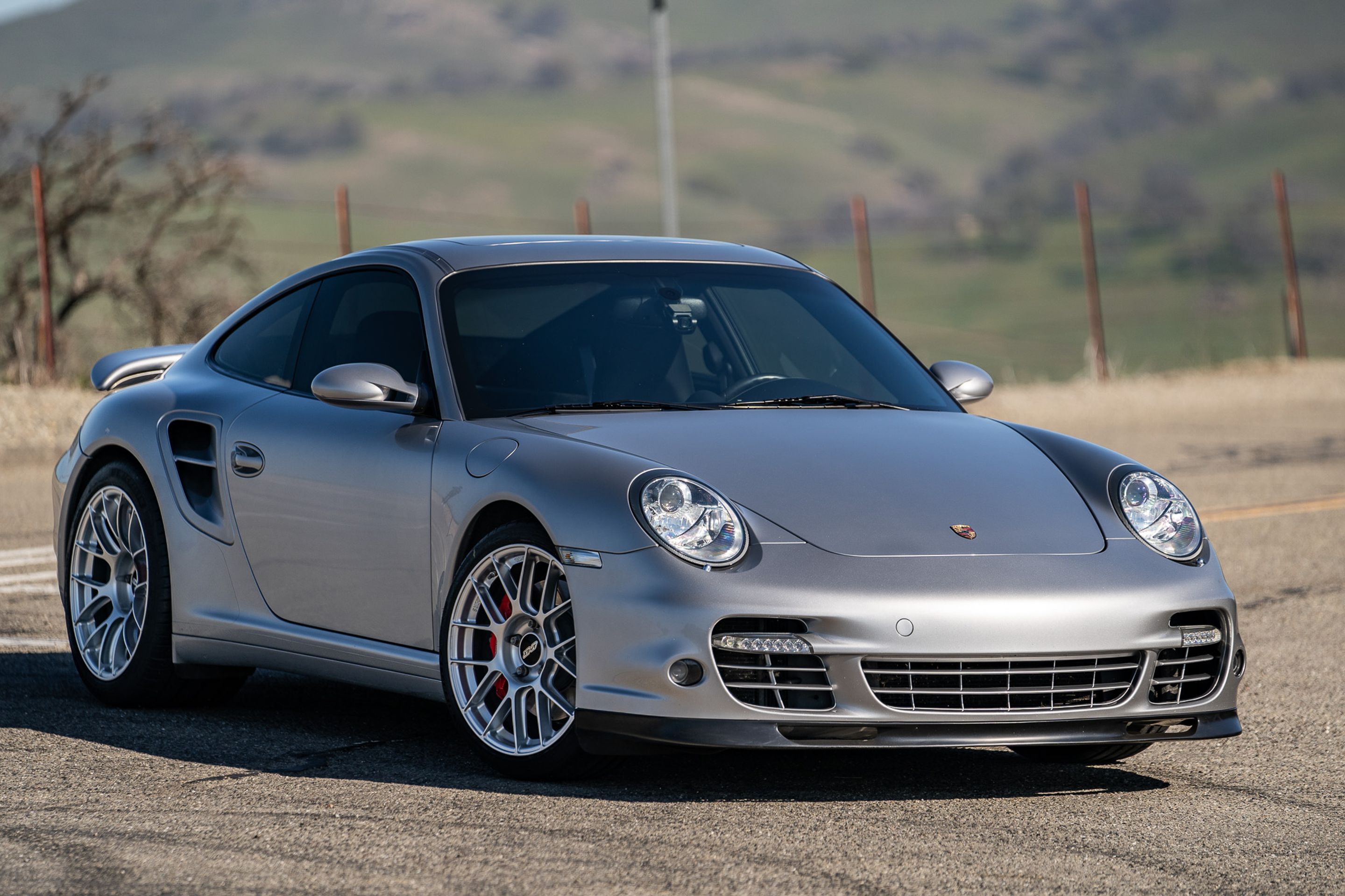 Silver Porsche 911 997 Turbo with 19" EC-7RS Apex wheels in Race Silver