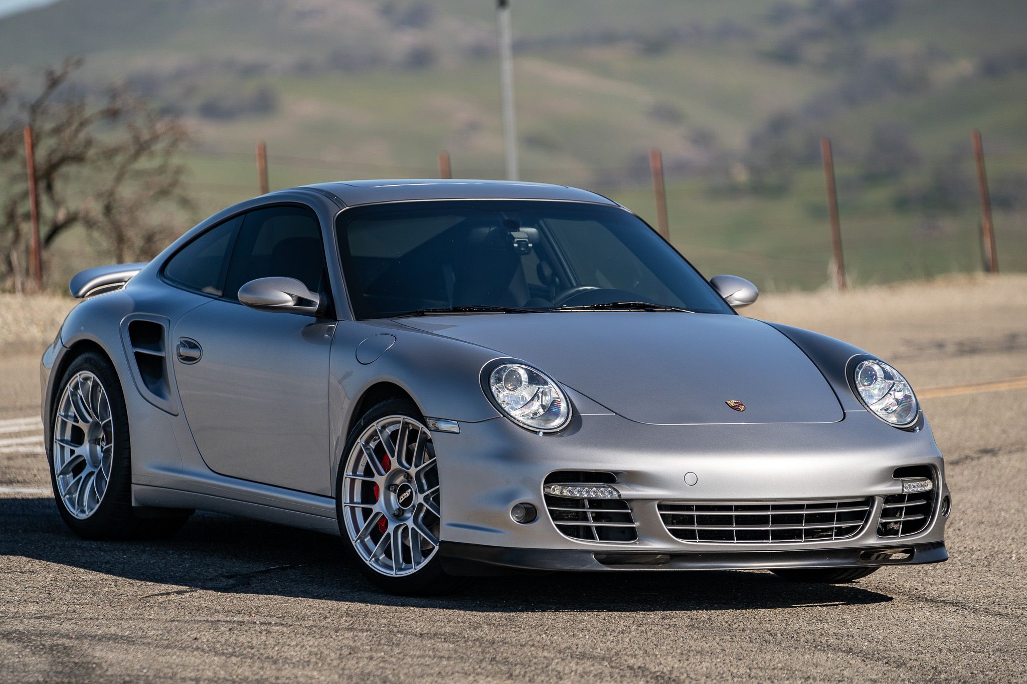 Silver Porsche 911 997 Turbo with 19" EC-7RS Apex wheels in Race Silver