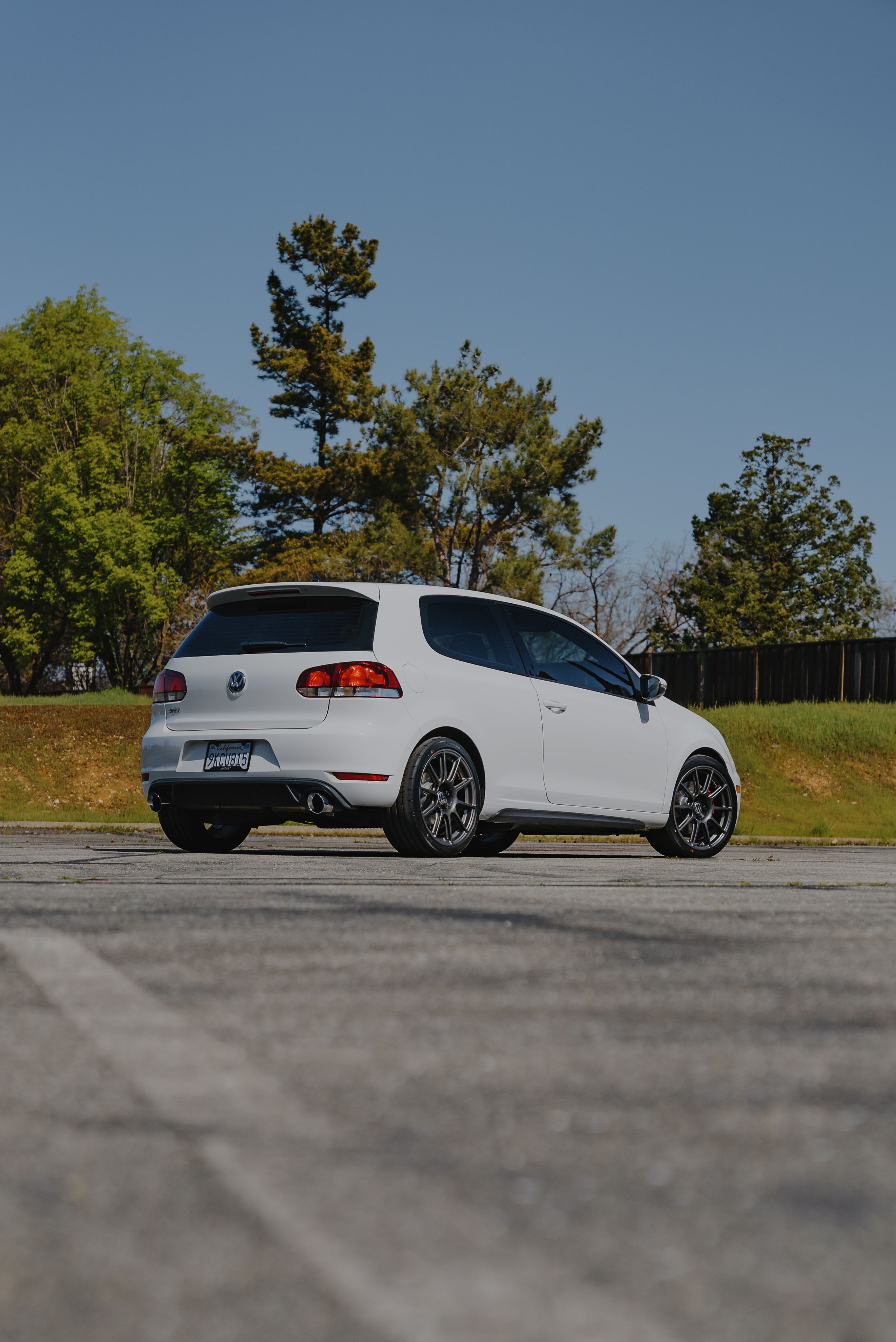 White VW MK6 GTI with 18" SM-10 Apex wheels in Anthracite