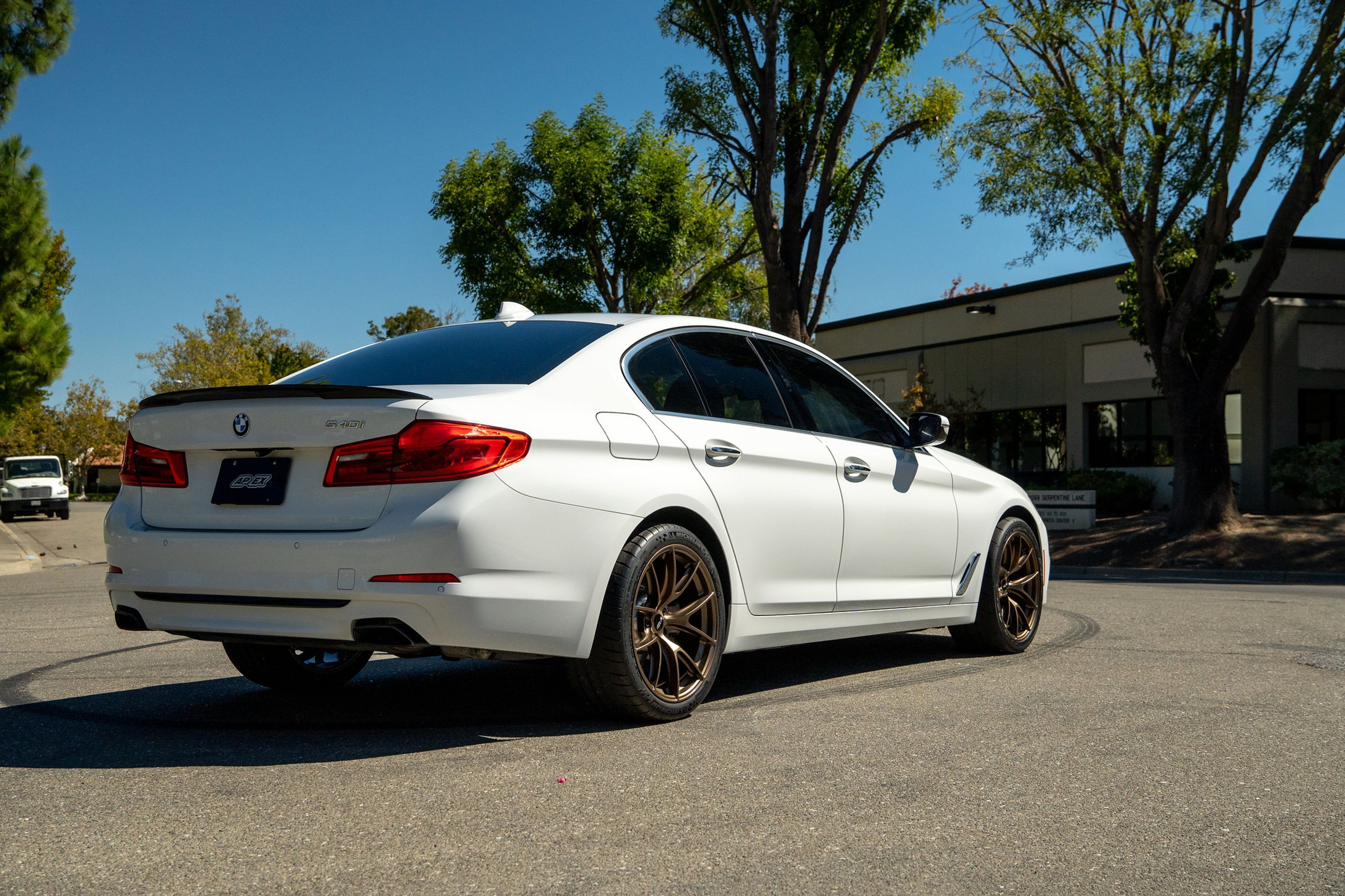 White BMW G30 Sedan 5 Series with 19" VS-5RS Apex wheels in Satin Bronze