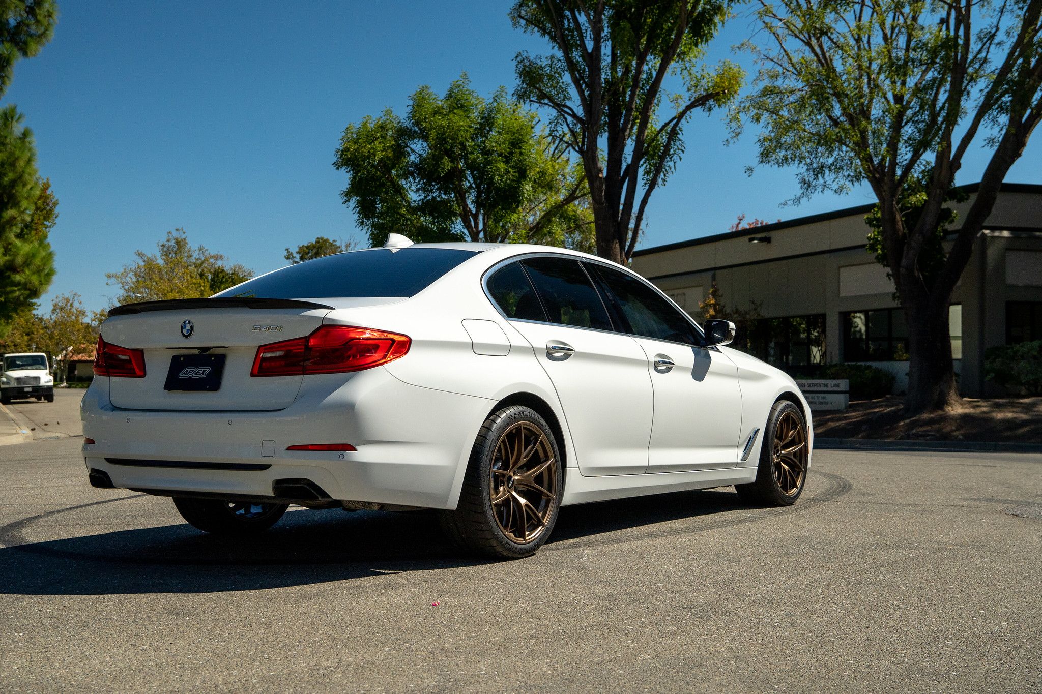 White BMW G30 Sedan 5 Series with 19" VS-5RS Apex wheels in Satin Bronze