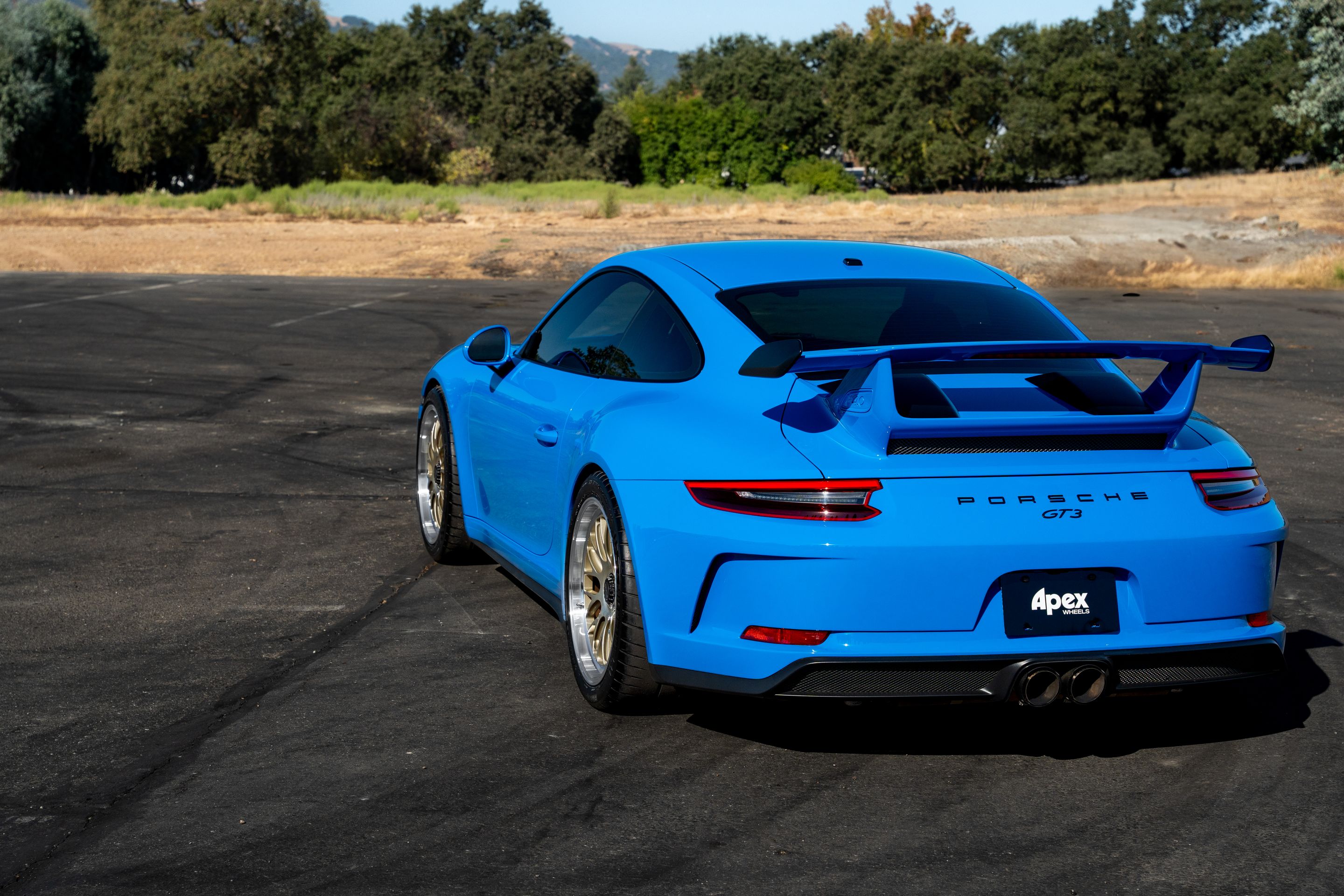 Blue Porsche 911 991.2 GT3 with 19" ML-10RT Apex wheels in Machined Lip Gloss Motorsport Gold