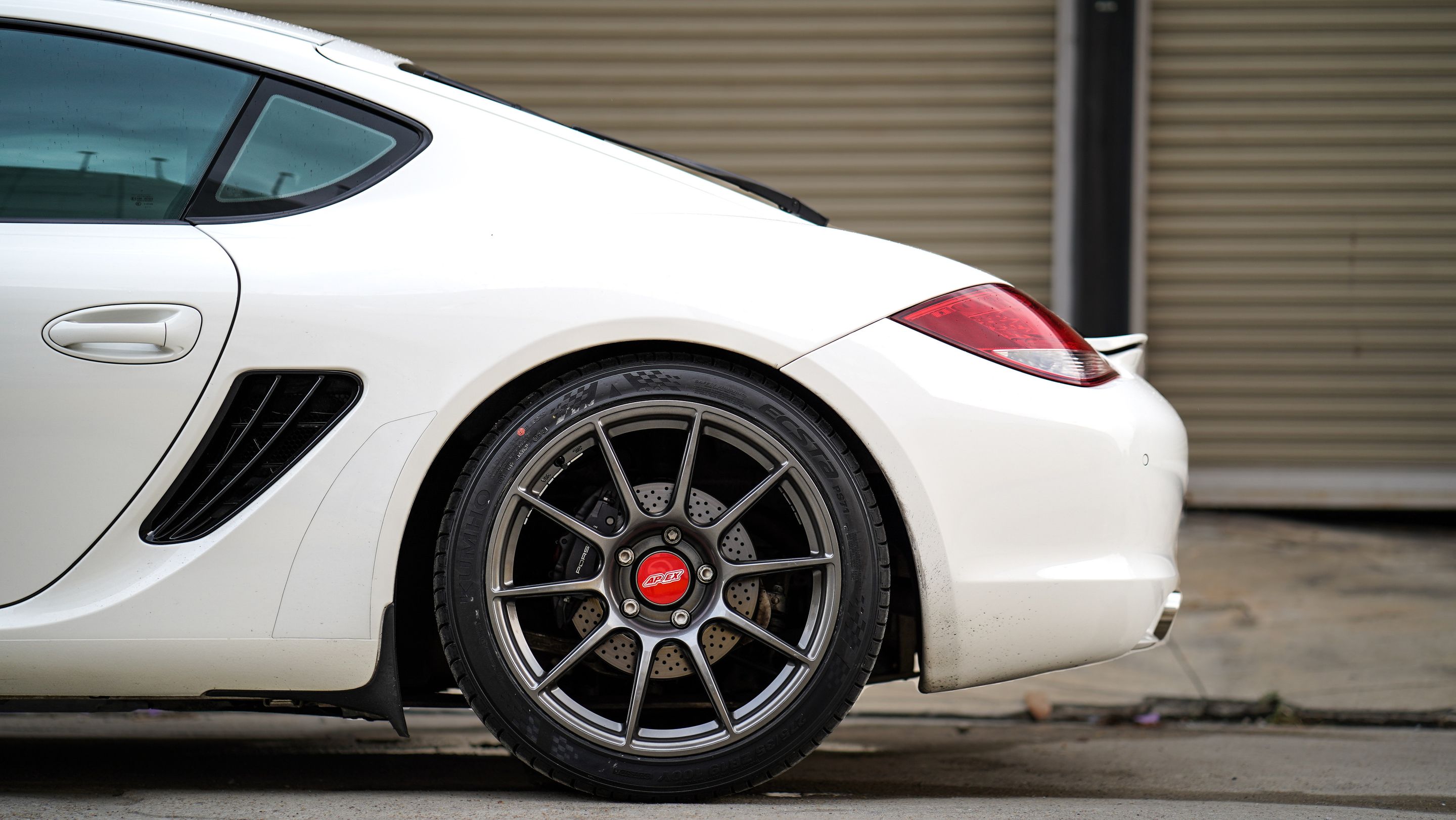 White Porsche 987 Cayman Base with 19" SM-10 Apex wheels in Anthracite