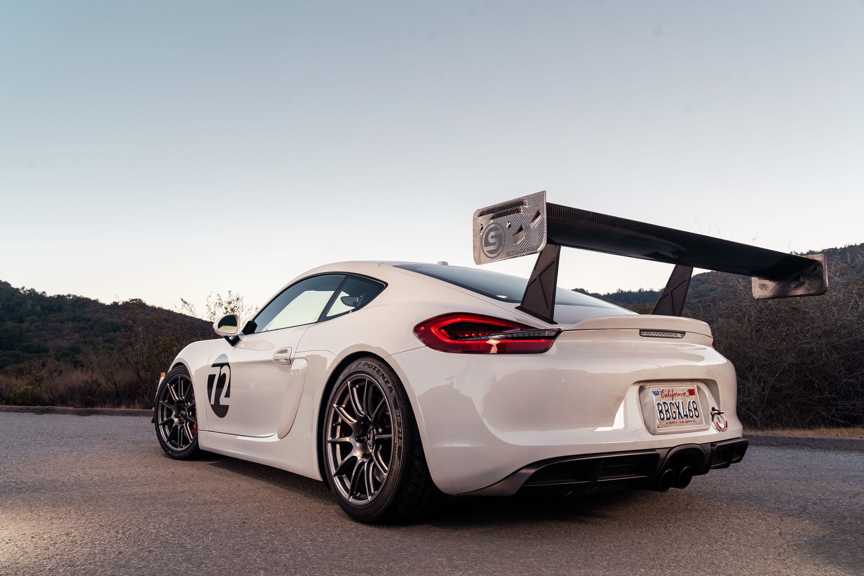 White Porsche 981 Cayman GT4 with 19" SM-10 Apex wheels in Anthracite