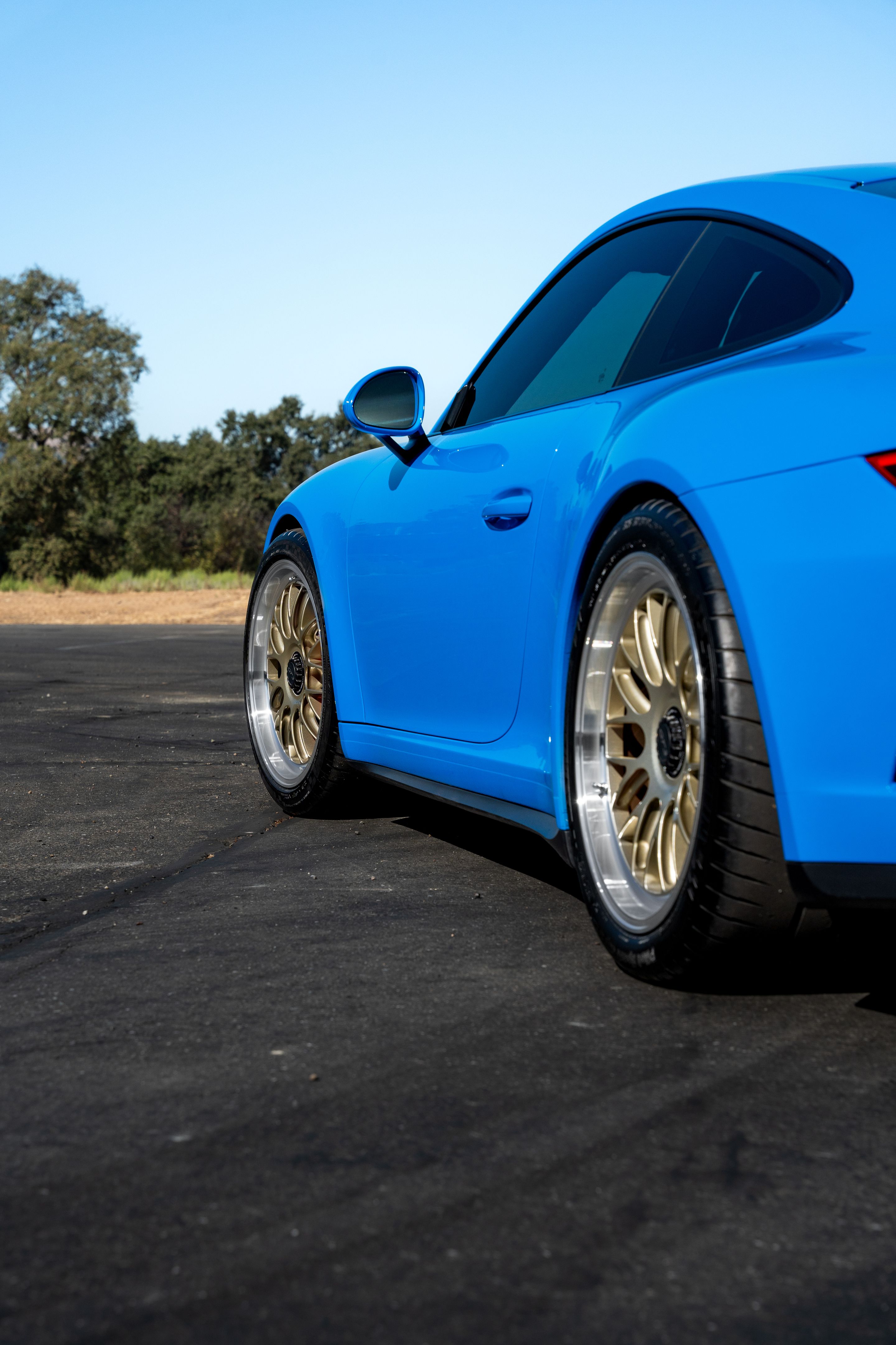 Blue Porsche 911 991.2 GT3 with 19" ML-10RT Apex wheels in Machined Lip Gloss Motorsport Gold