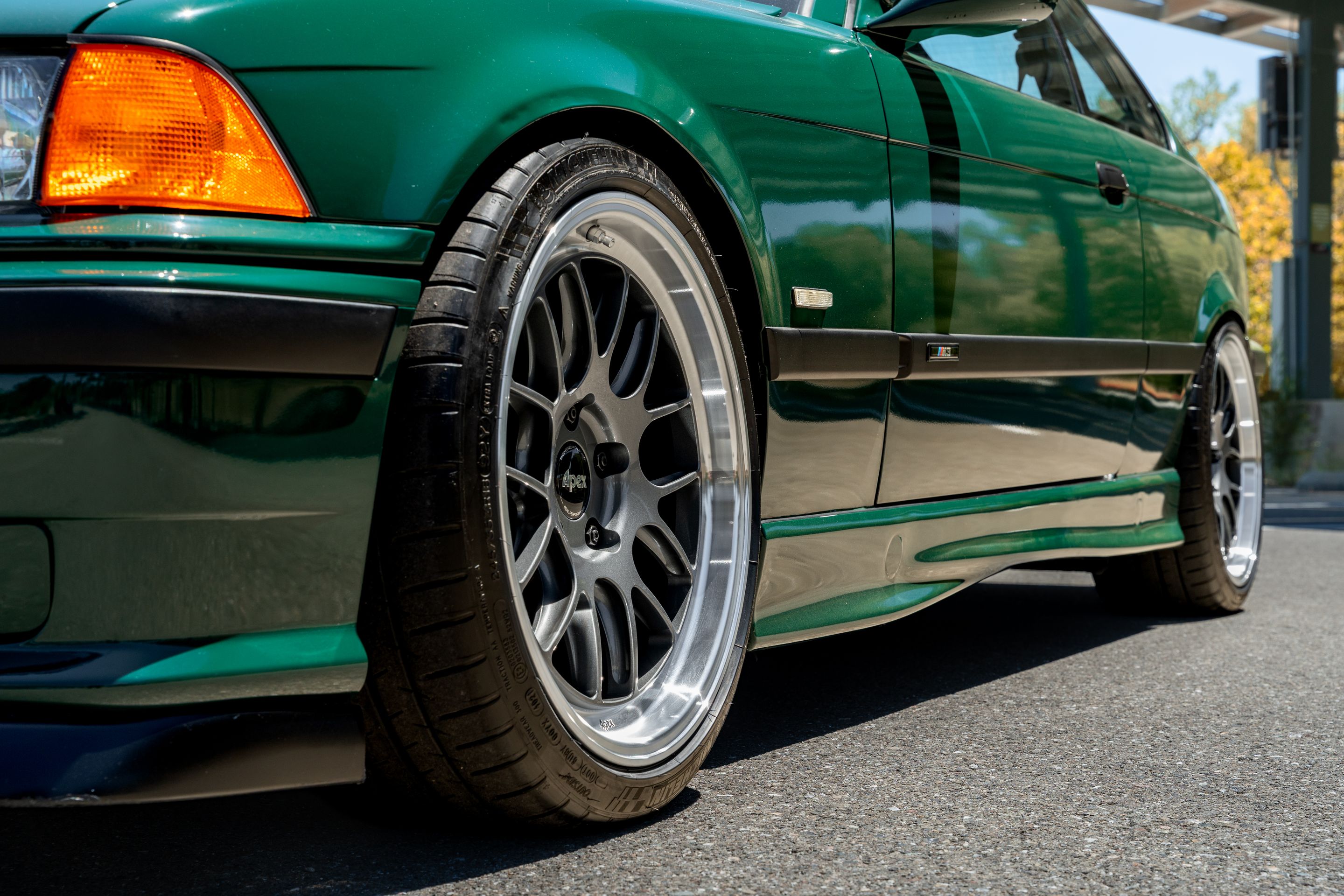 Green BMW E36 M3 with 18" ML-7RT Apex wheels in Machined Lip Anthracite