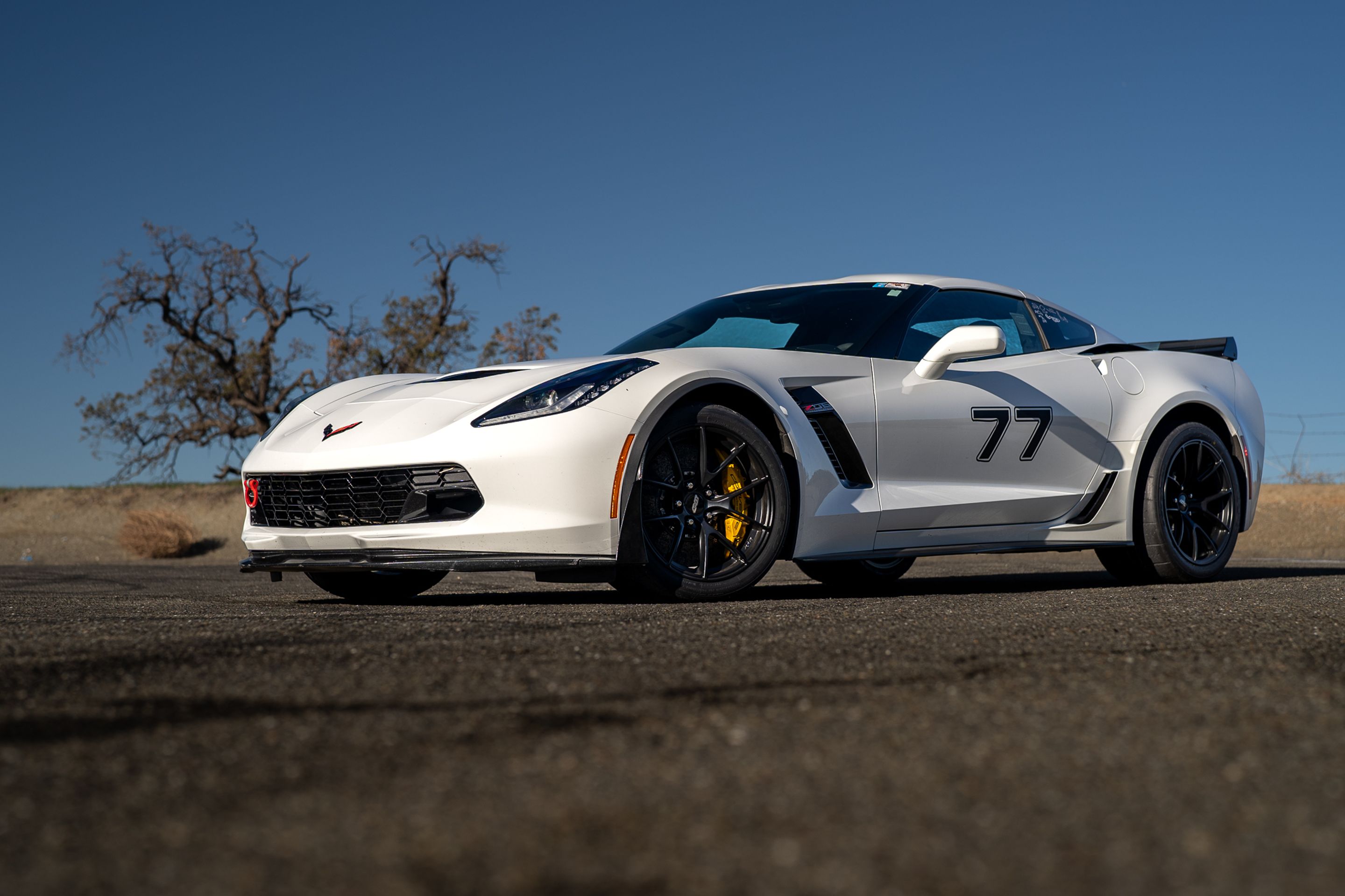 White Chevrolet C7 Corvette Z06 with 18" VS-5RS Apex wheels in Satin Black