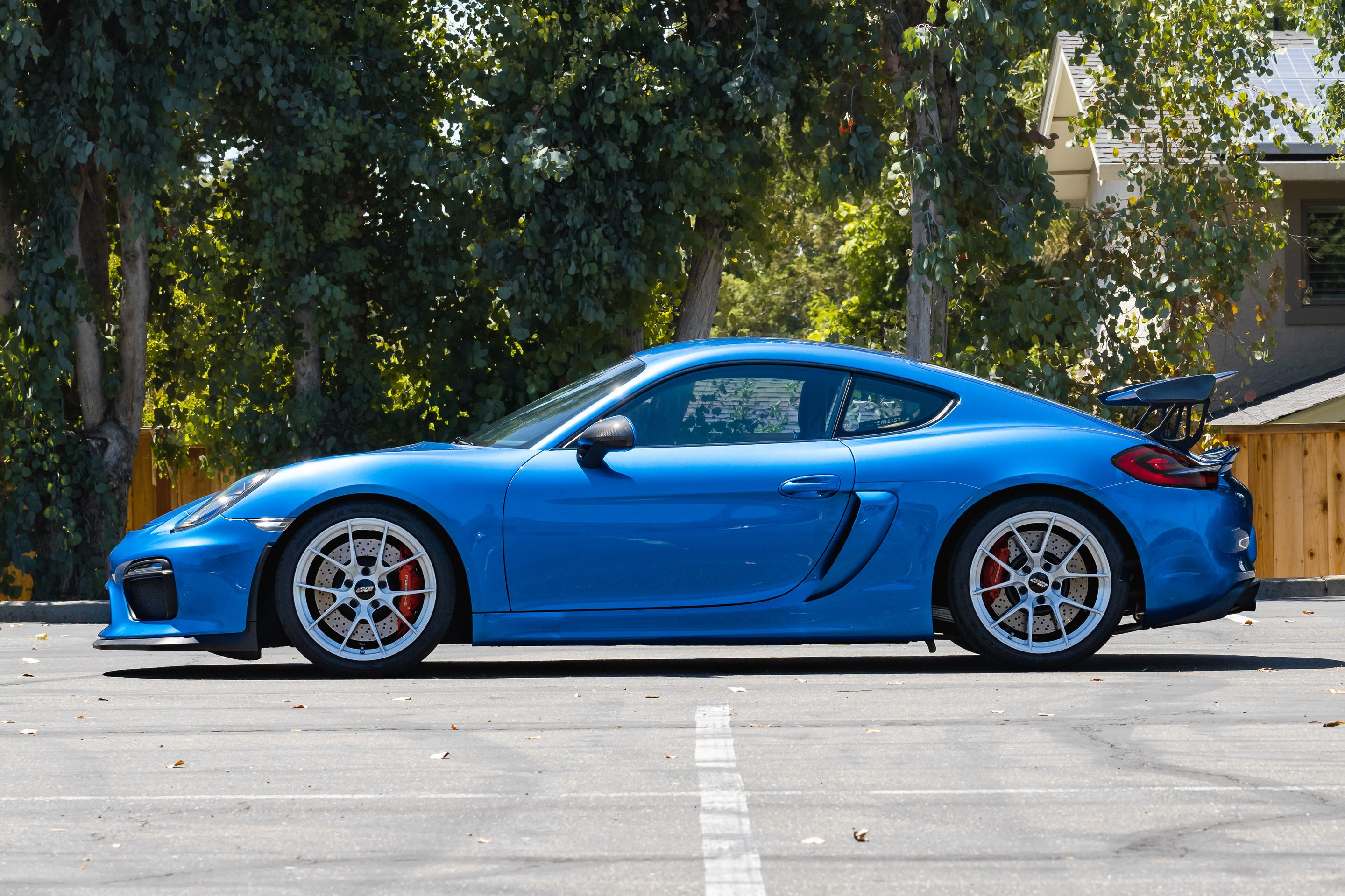 Blue Porsche 981 Cayman GT4 with 19" VS-5RS Apex wheels in Brushed Clear