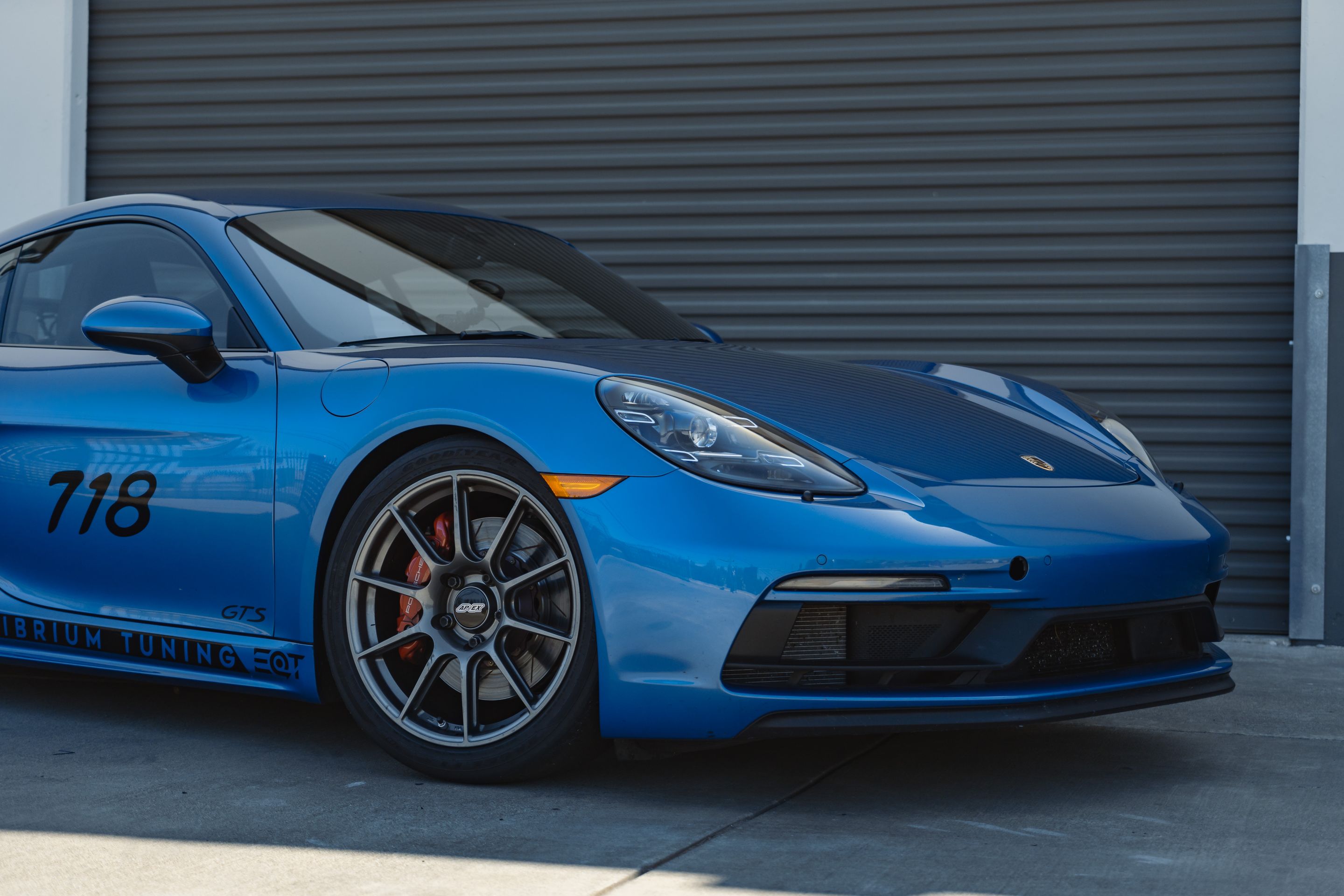Blue Porsche 718 Cayman GTS 2.5L with 19" SM-10 Apex wheels in Anthracite