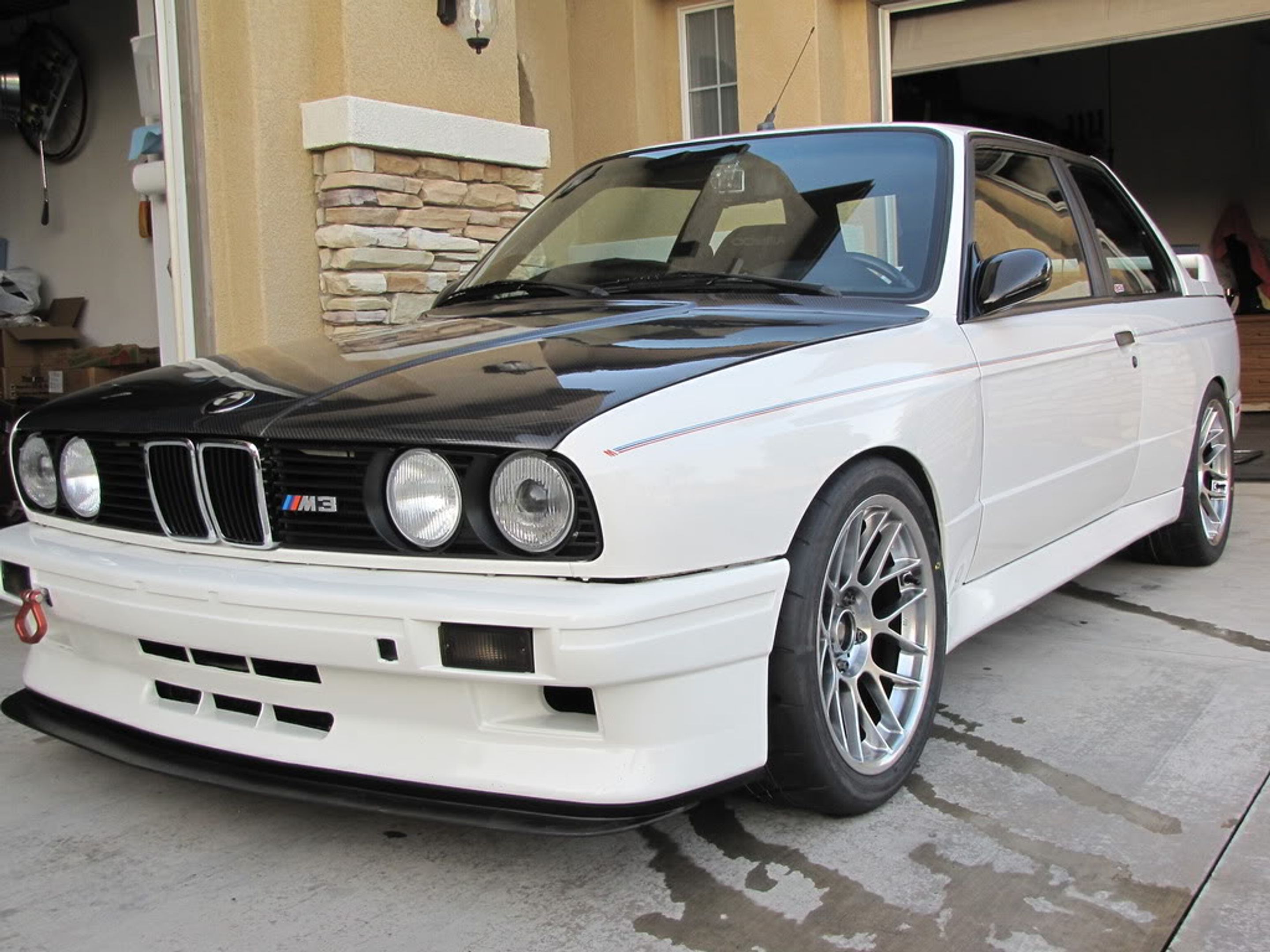 White BMW E30 M3 with 17" ARC-8 Apex wheels in Hyper Black