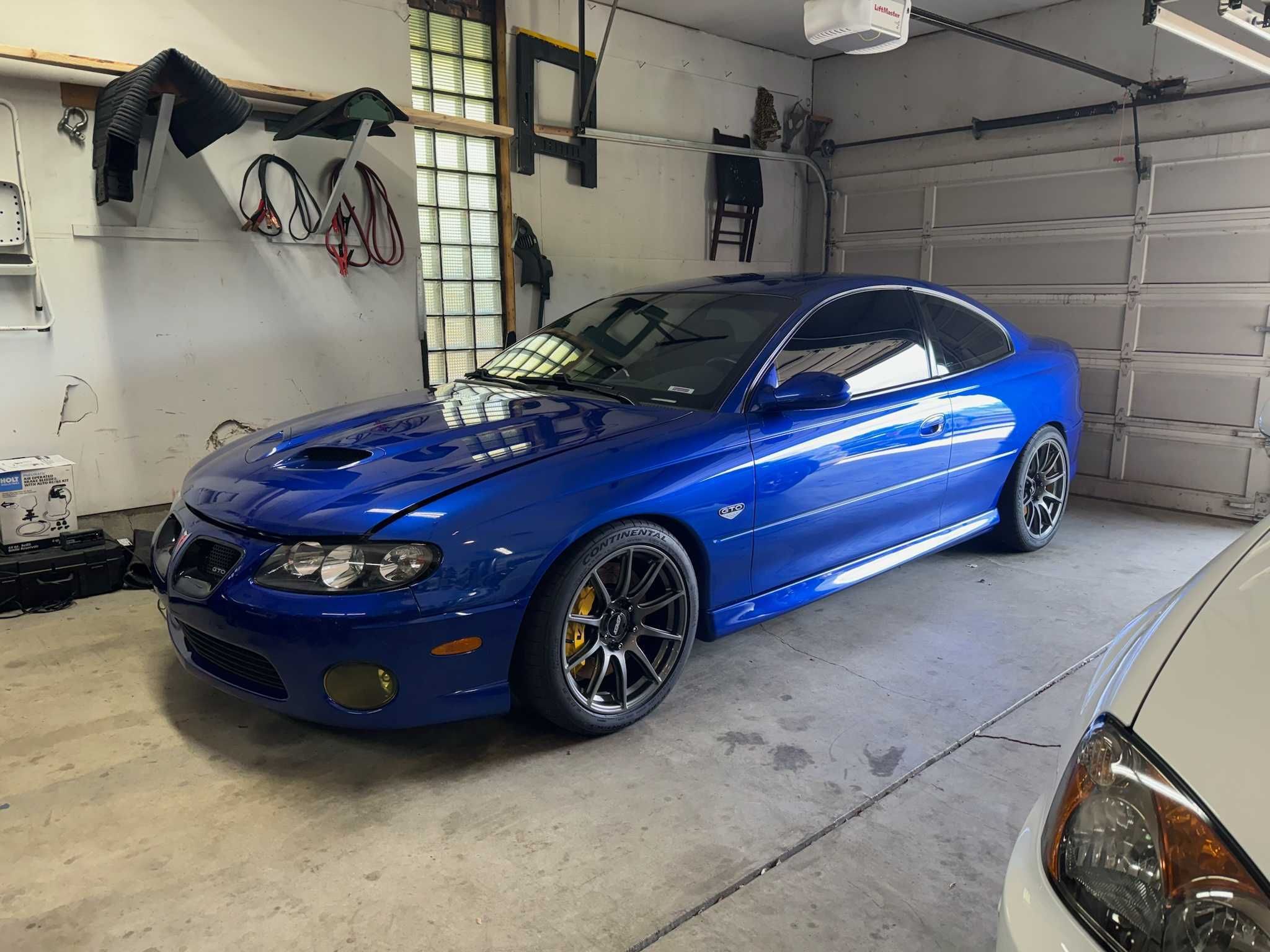 Blue Pontiac 5th Gen GTO with 18" SM-10 Apex wheels in Anthracite