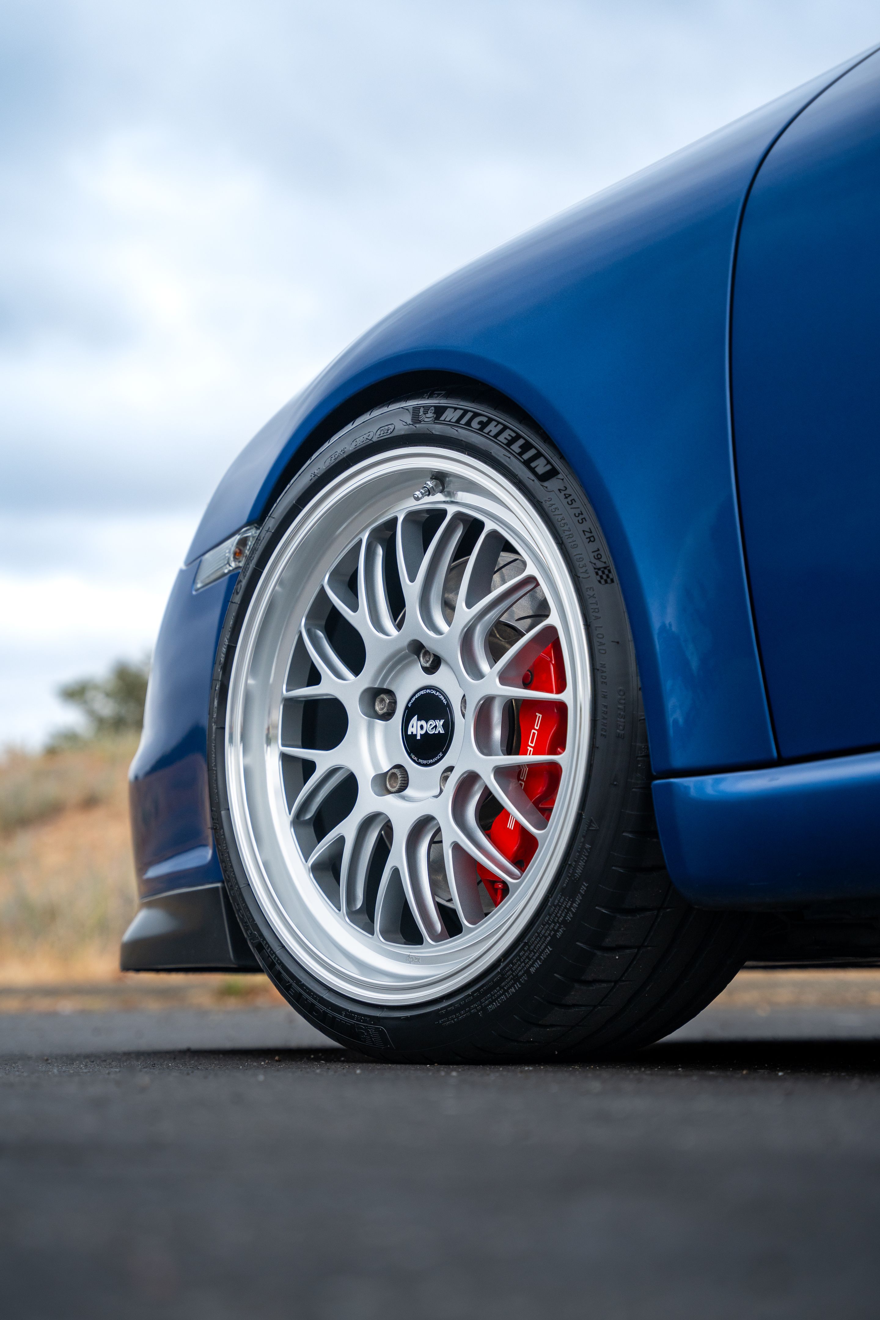 Blue Porsche 911 997 GT3 with 19" ML-10RT Apex wheels in Machined Lip Race Silver