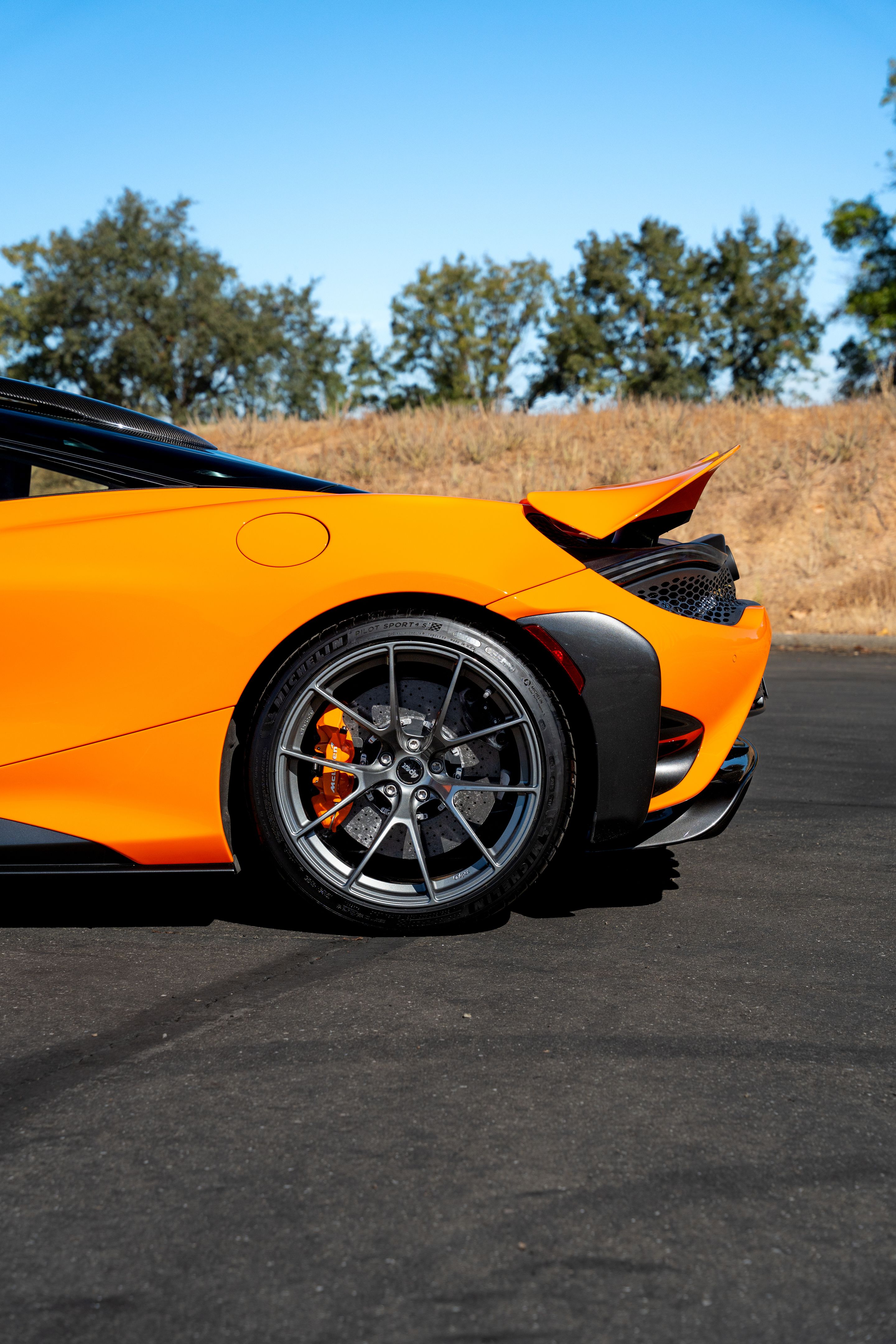 Orange McLaren 765LT with 19"/20" VS-5RS Apex wheels in Anthracite