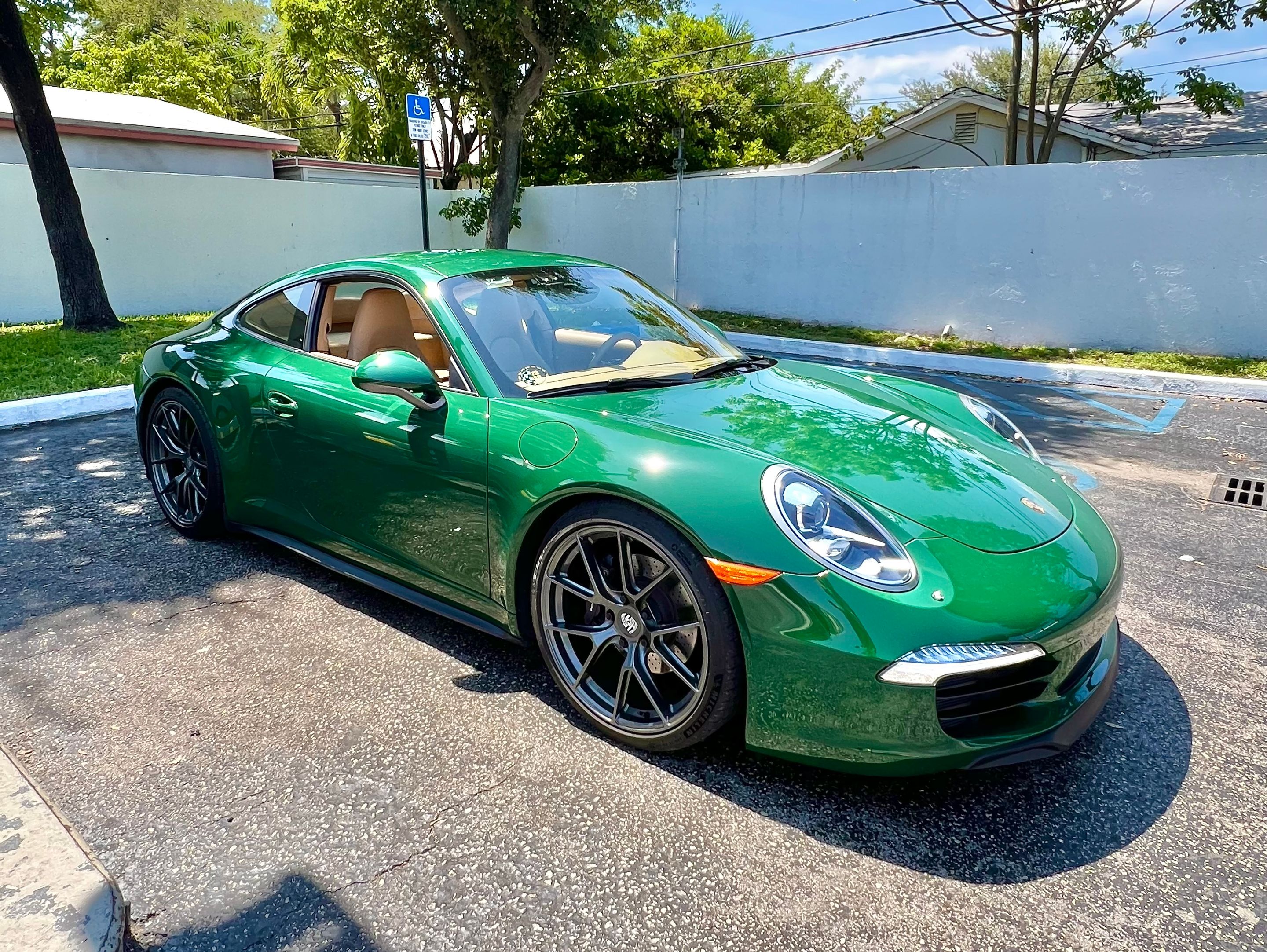 Green Porsche 911 991.1 Carrera S with 20" VS-5RS Apex wheels in Anthracite