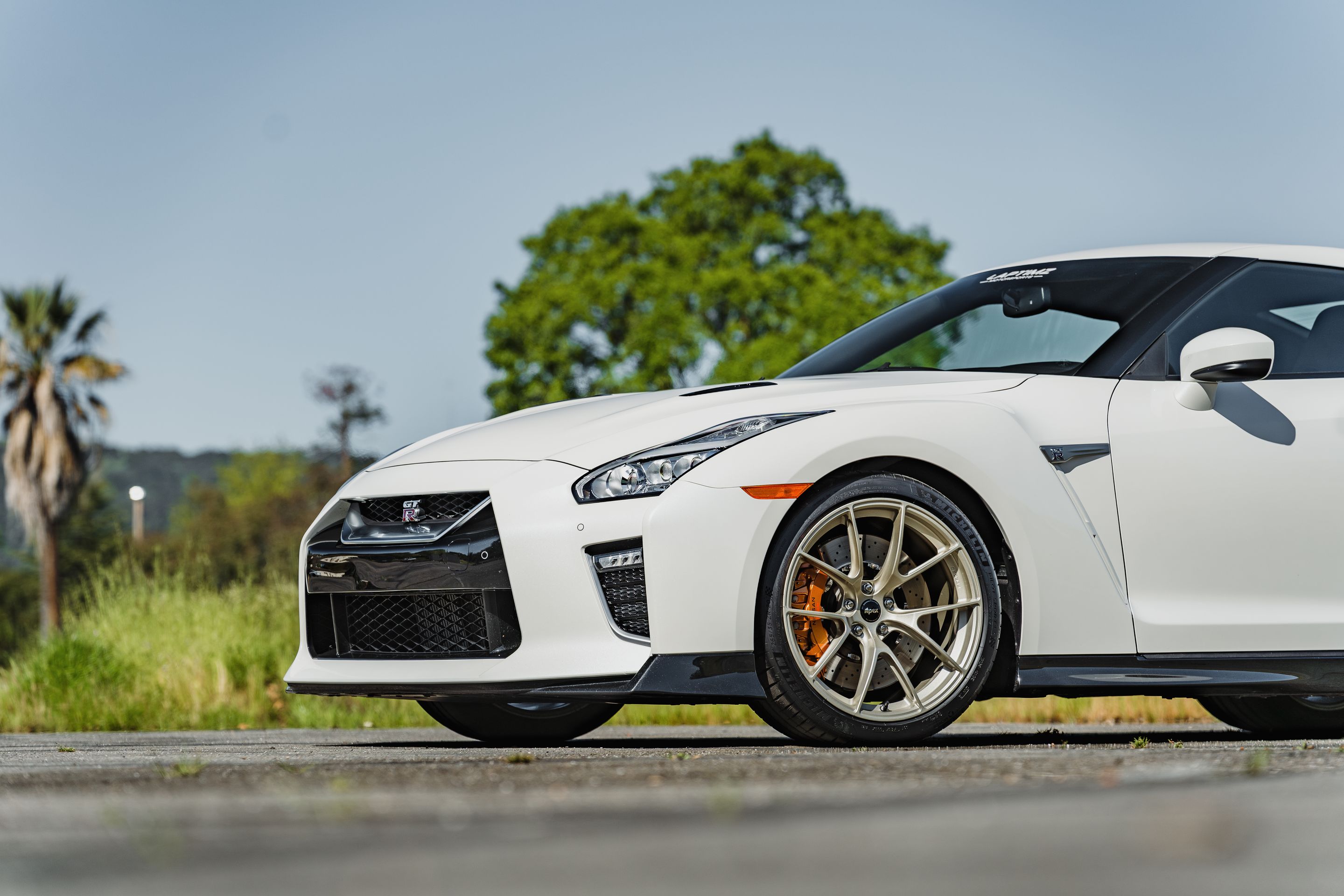 White Nissan R35 GT-R Base with 20" VS-5RS Apex wheels in Motorsport Gold