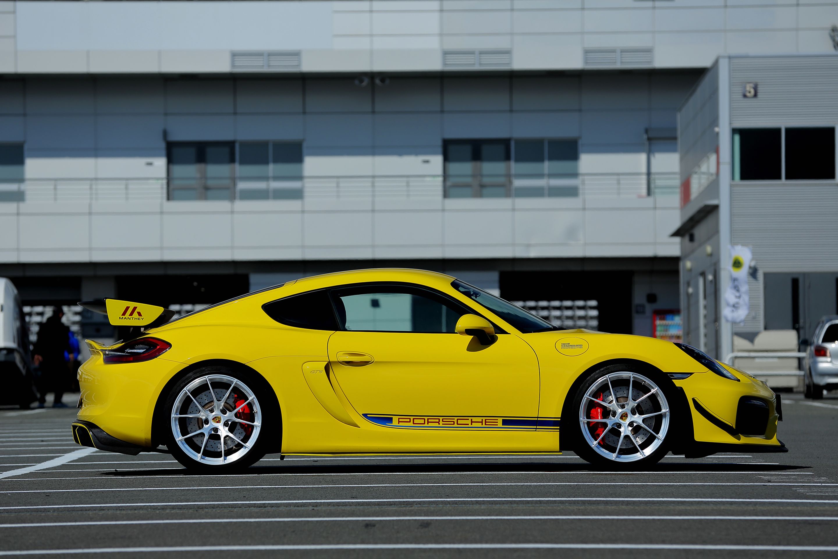 Yellow Porsche 981 Cayman GT4 with 20" VS-5RS Apex wheels in Brushed Clear