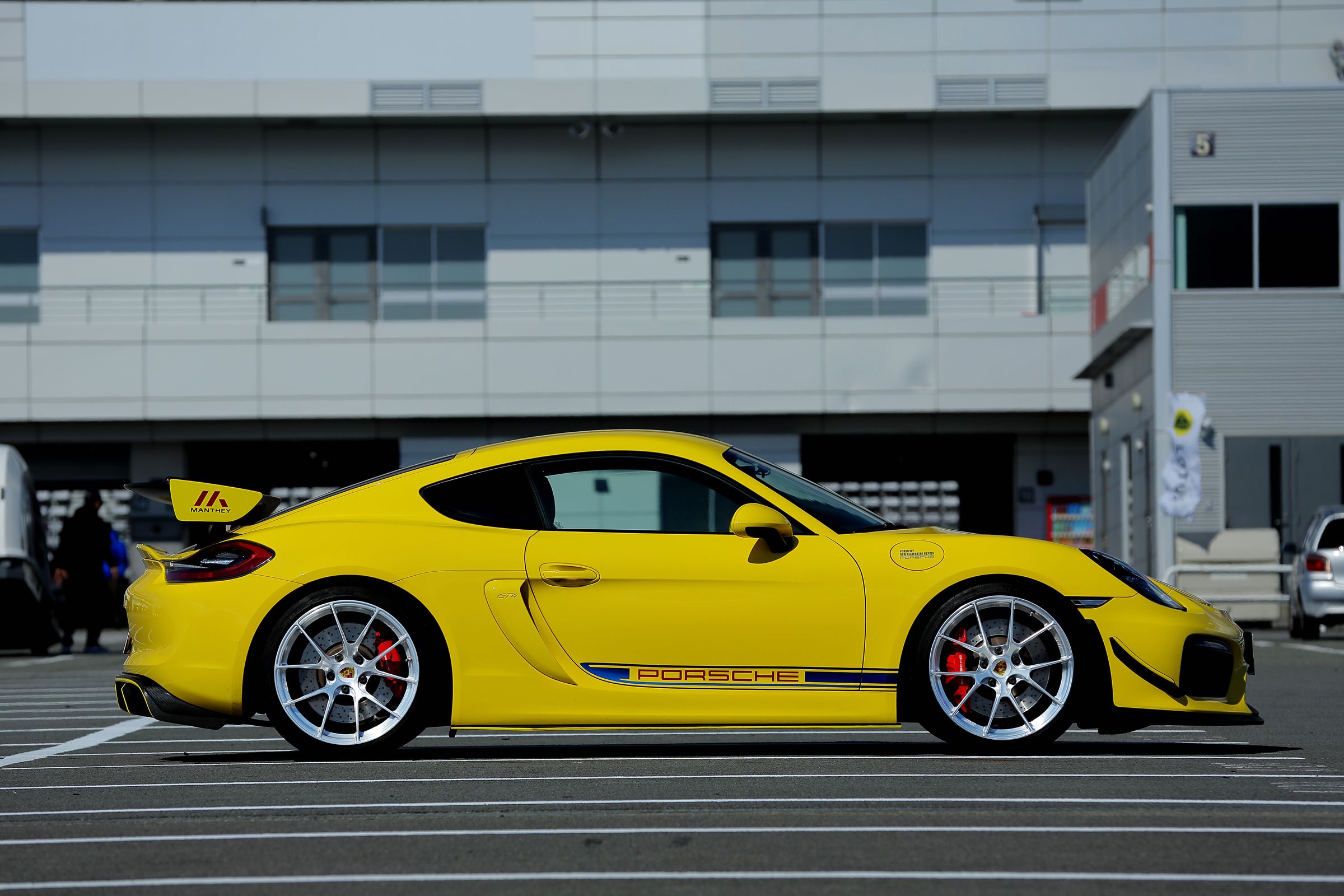 Yellow Porsche 981 Cayman GT4 with 20" VS-5RS Apex wheels in Brushed Clear
