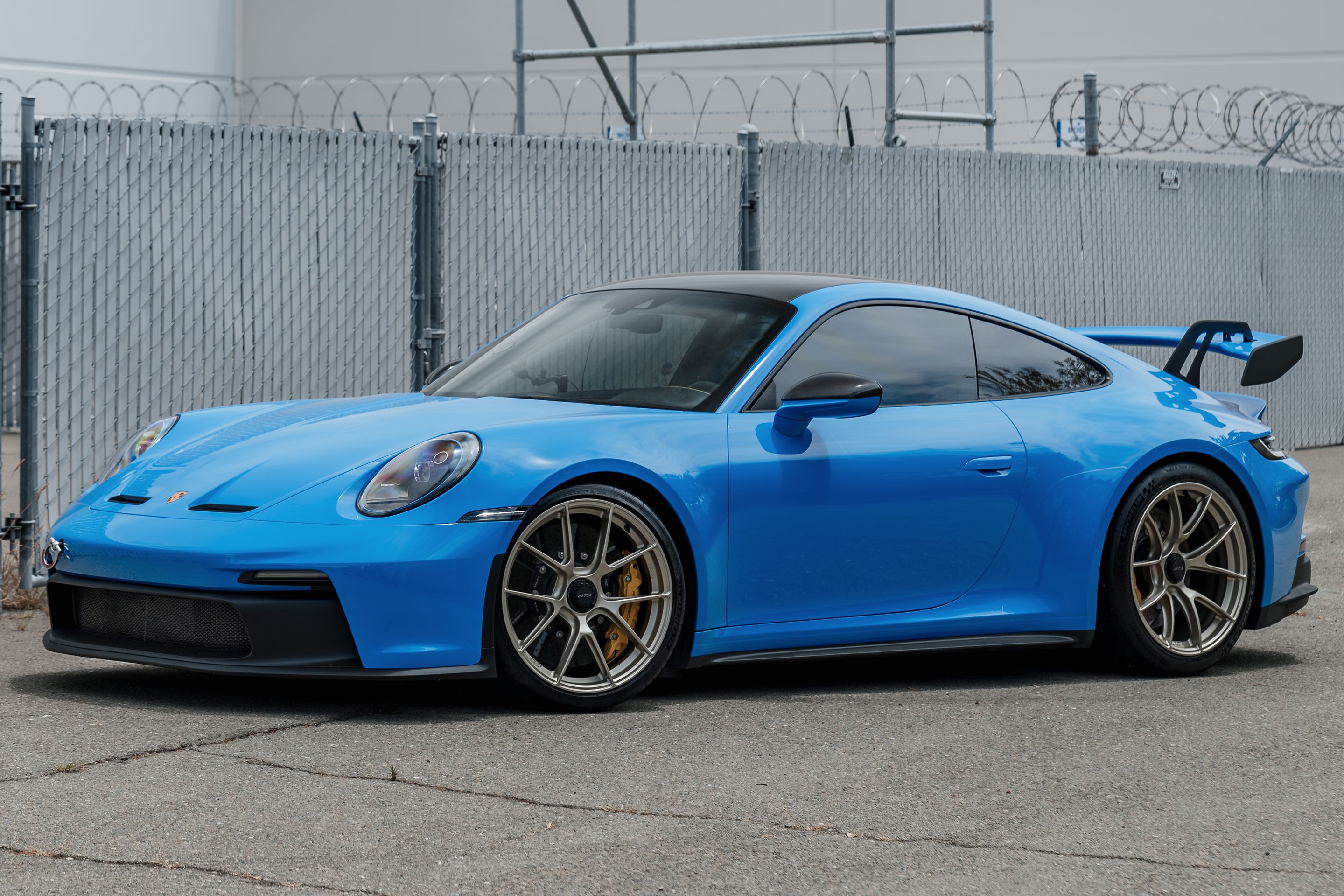 Blue Porsche 911 992.1 GT3 with 20" VS-5RS Apex wheels in Motorsport Gold