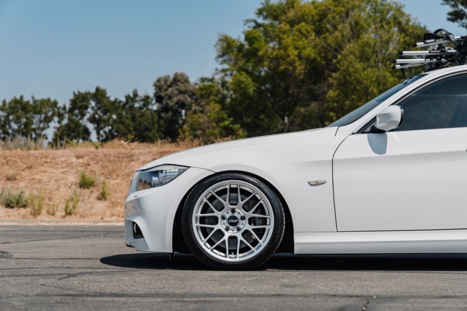 BMW E90 LCI Sedan 3 Series with 18