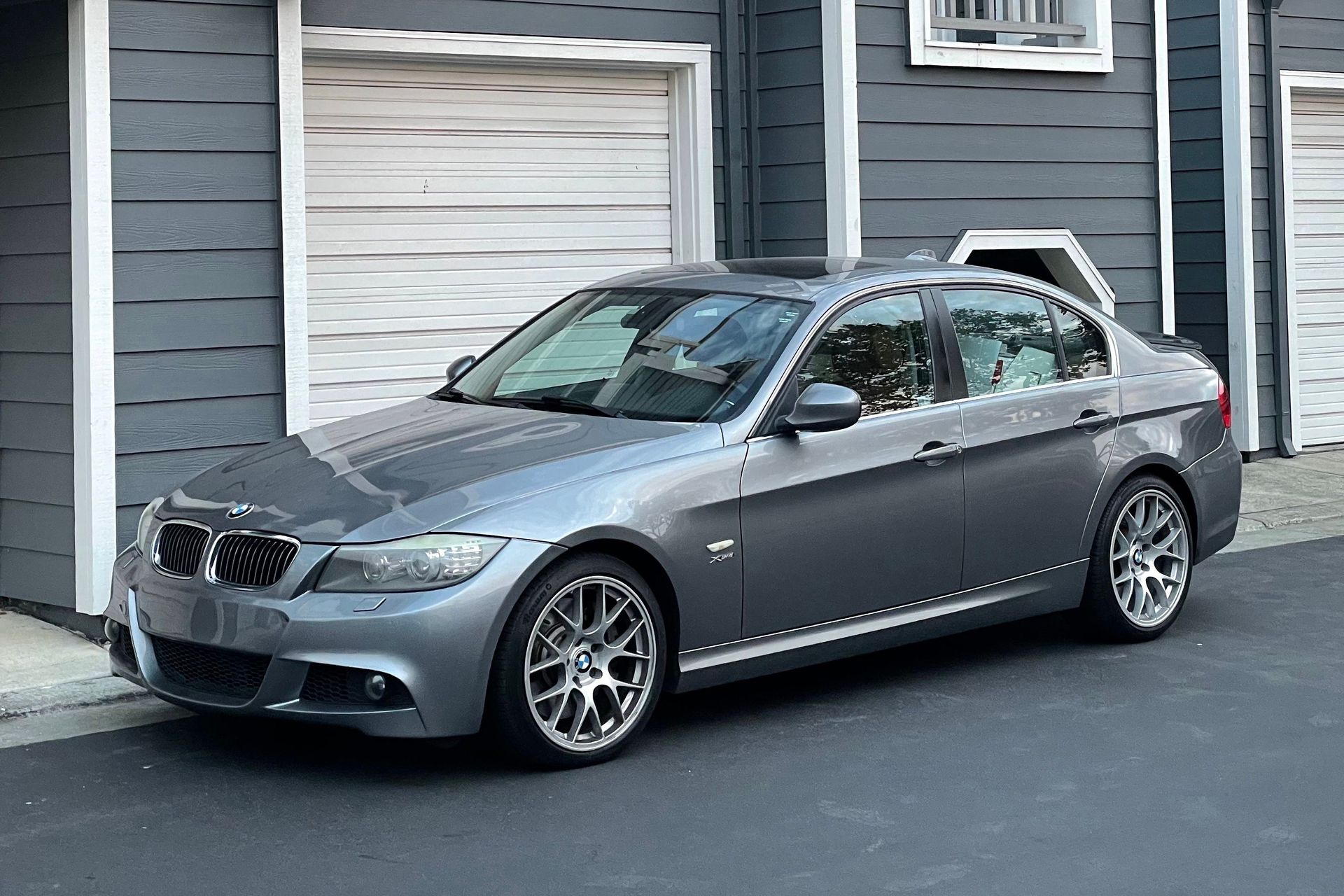 BMW E90 LCI Sedan 3 Series with 18