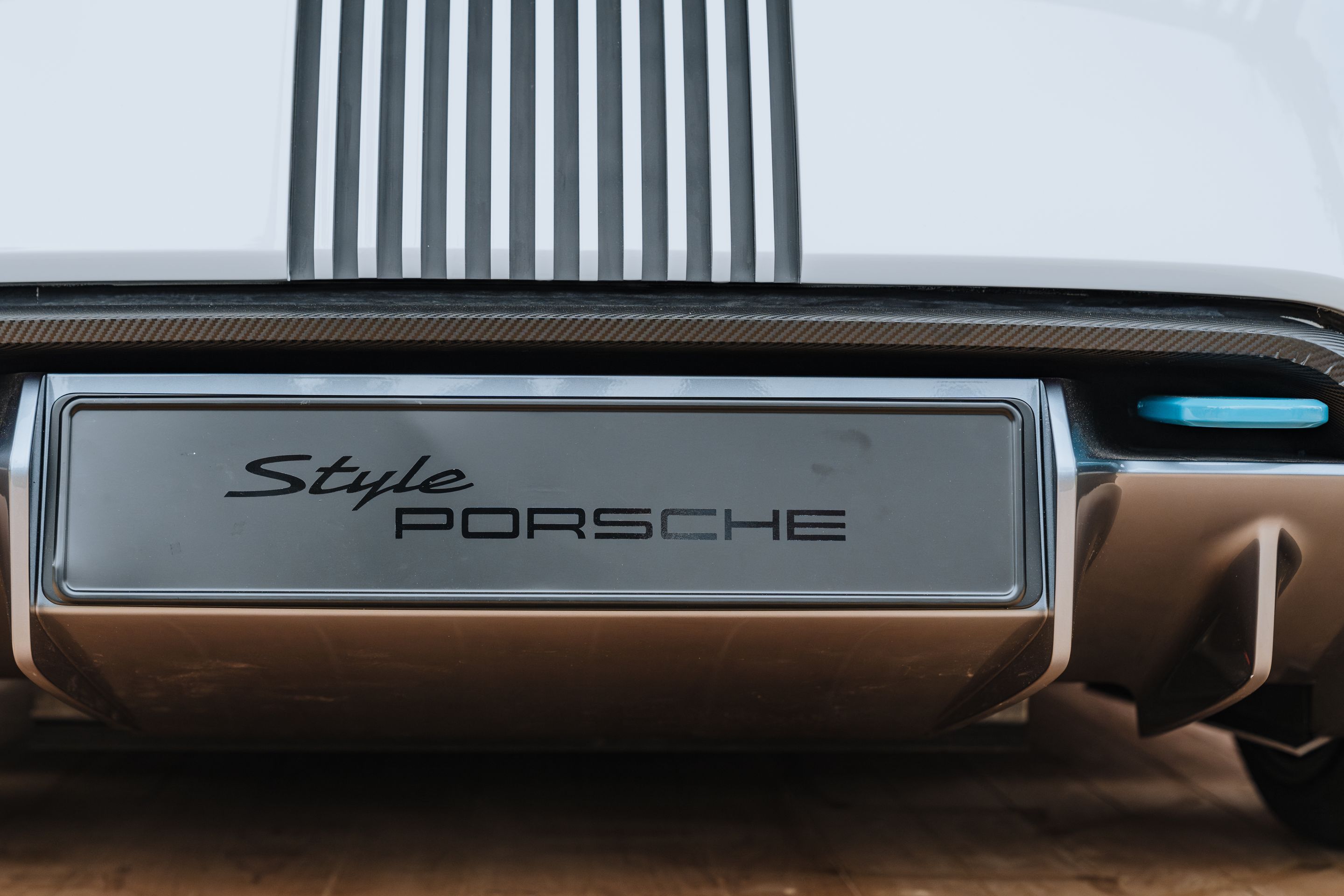 White Porsche 911 996 GT2 with 18" EC-7RS Apex wheels in Anthracite